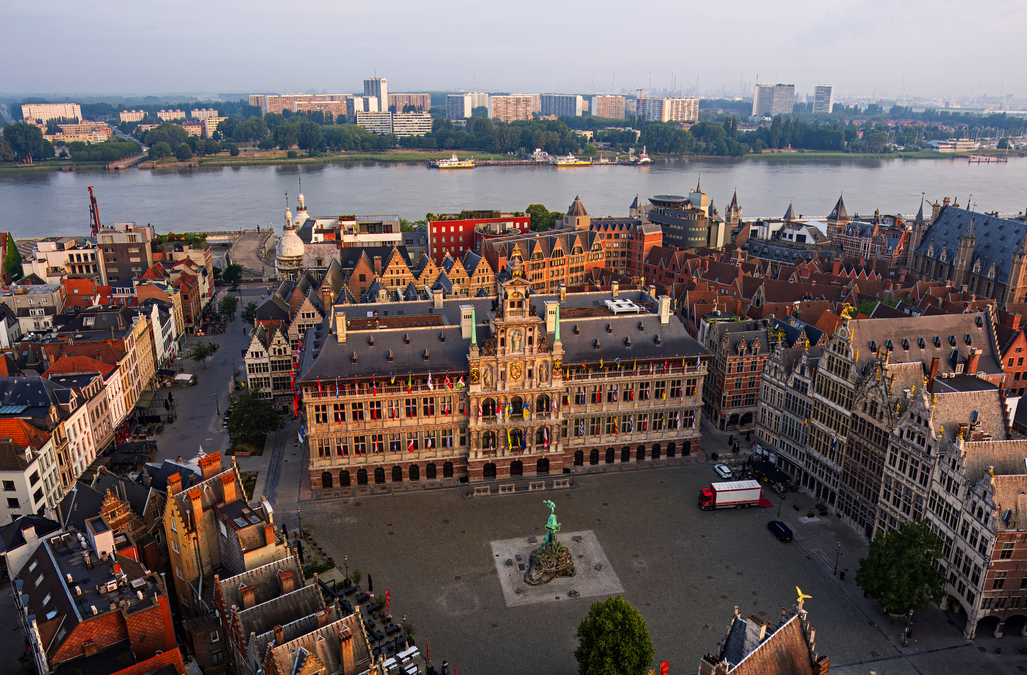 Luftaufnahme des Antwerpener Rathaus (Stadhuis Antwerpen) Stadtplatz mit historischen Gebäuden und Fluss im Hintergrund.