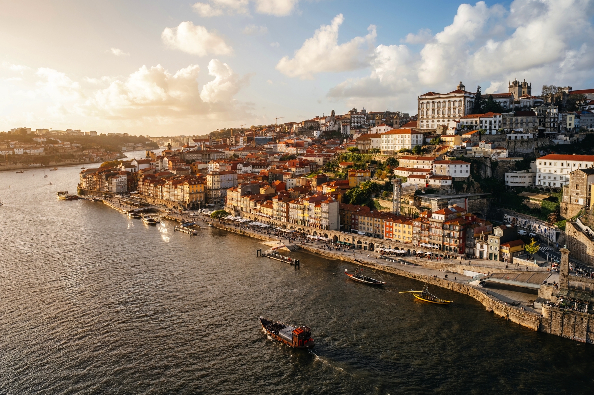 Panoramablick auf die Stadt Porto bei Sonnenuntergang Panoramablick auf die Stadt Porto bei Sonnenuntergang Bild