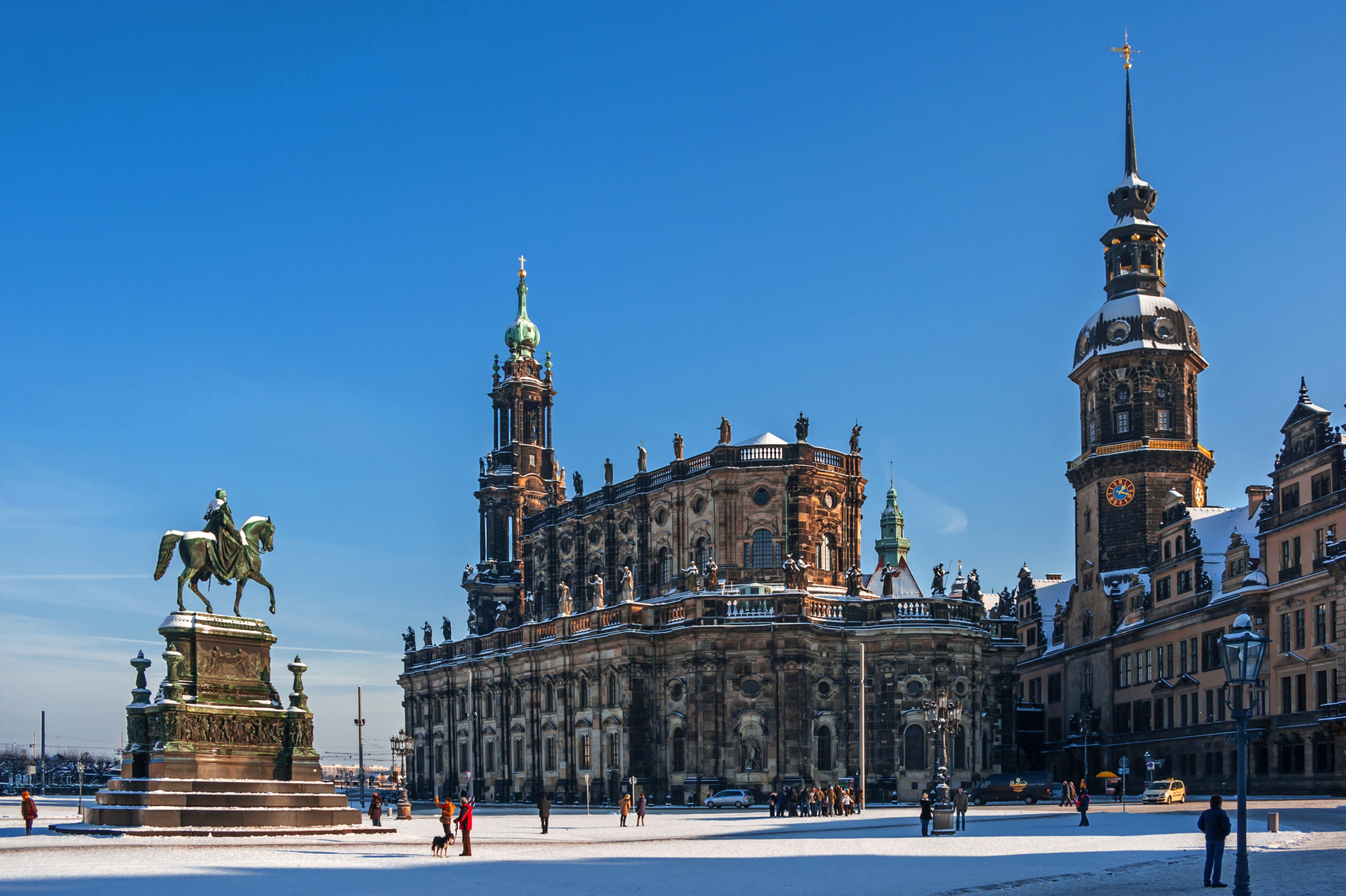 Dresden Im Winter Schneebedeckter Platz in Dresden mit Hofkirche und Reiterstatue im Winter.