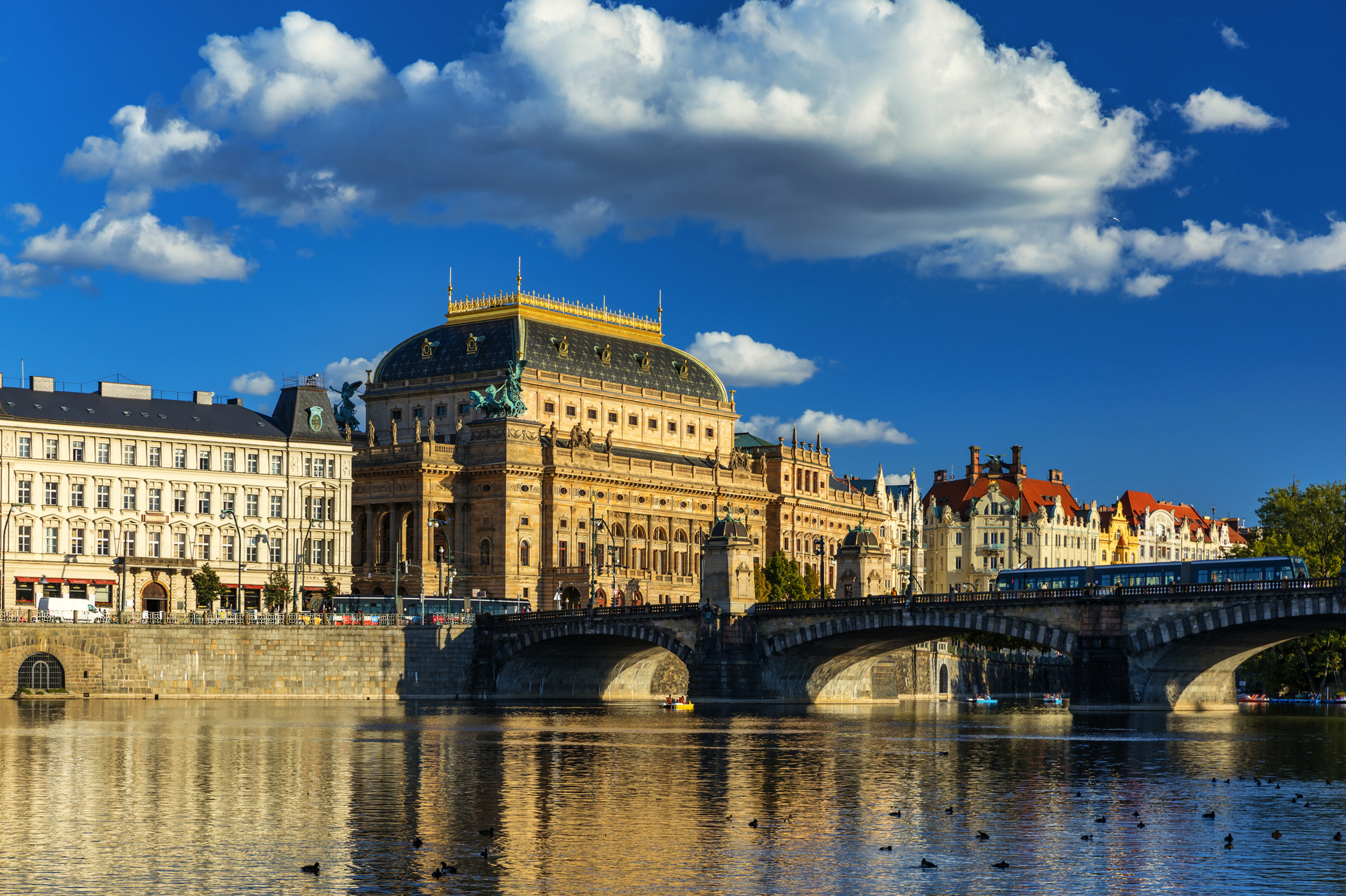 Nationaltheater in Prag am Fluss Moldau bei sonnigem Wetter