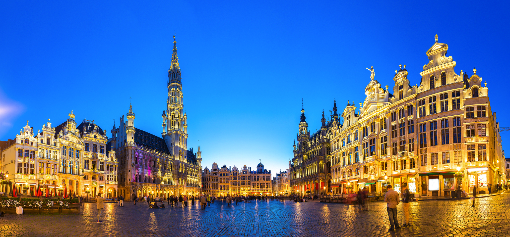 Grand Place in Brüssel Grand Place in Brüssel bei Sonnenuntergang mit historischer Architektur und lebendiger Atmosphäre.