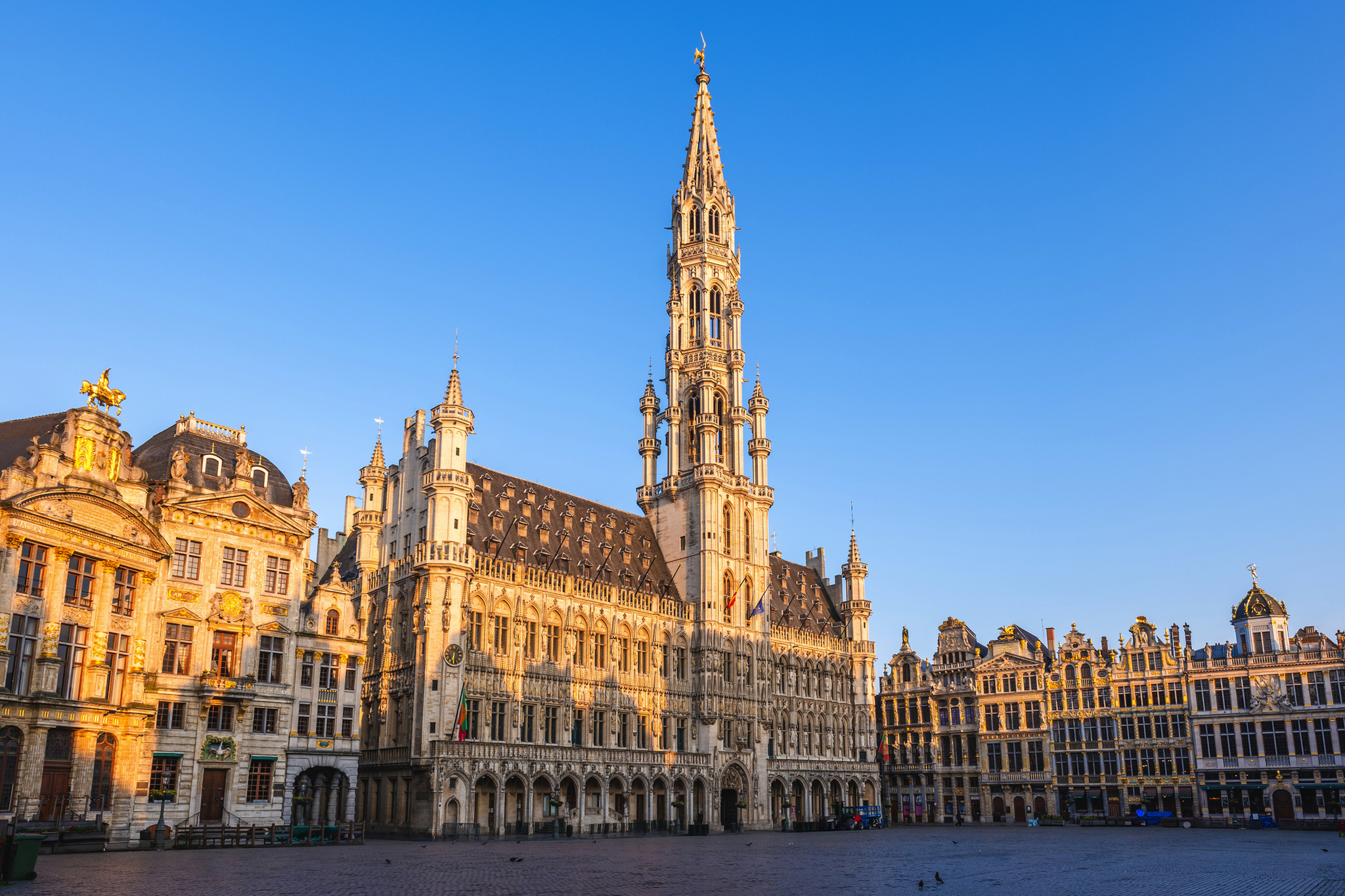 Rathaus am Grote Markt in Brüssel bei Sonnenschein.