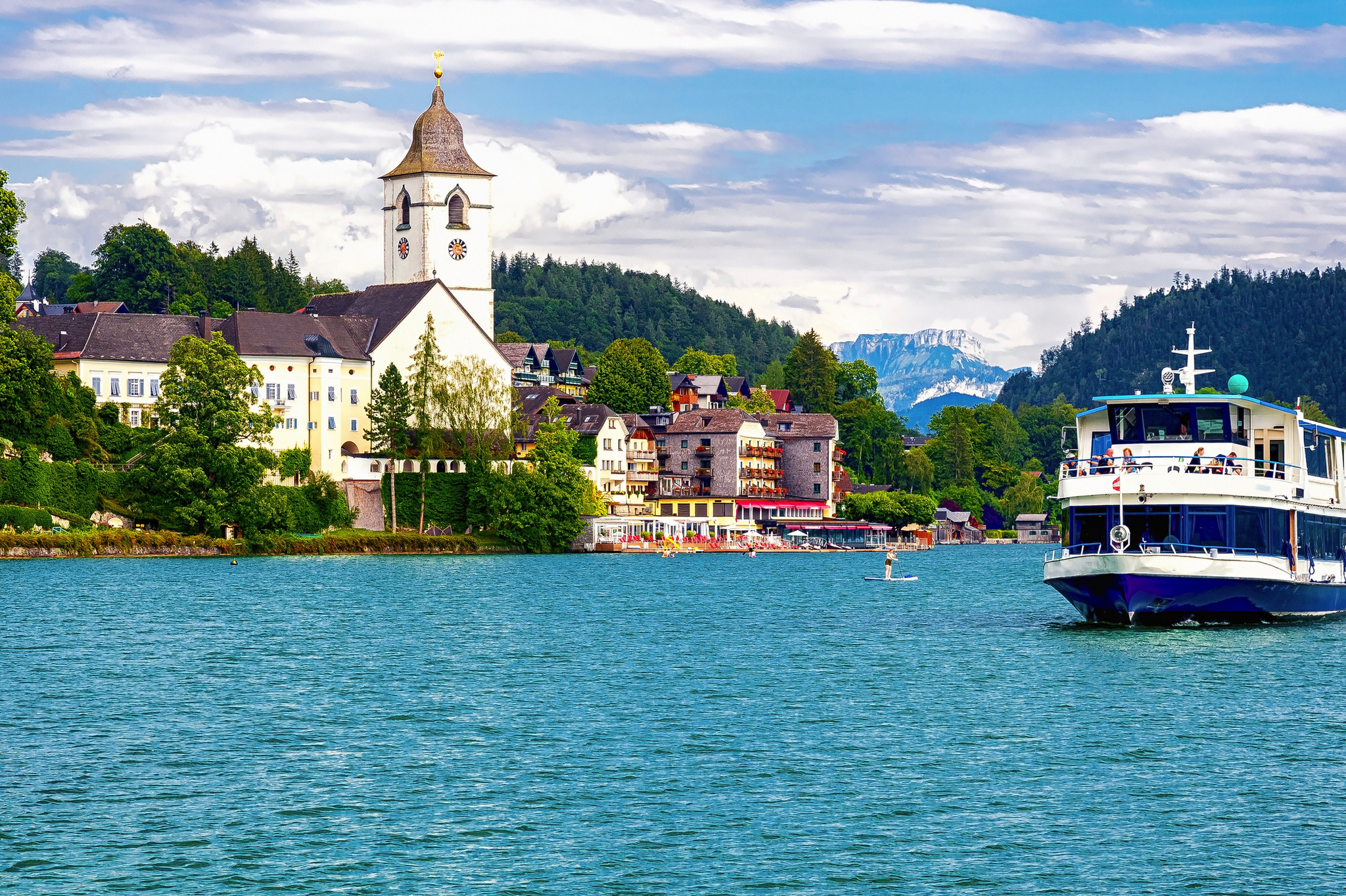 Sankt Wolfgang am Wolfgangsee mit Schiff im Salzkammergut, Österreich, umgeben von Alpenlandschaft.