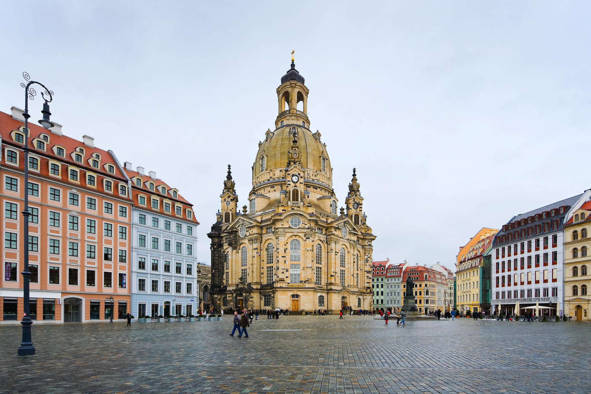 Frauenkirche in Dresden Barocke Kirche auf einem historischen Platz mit umliegenden Gebäuden und wenigen Menschen.