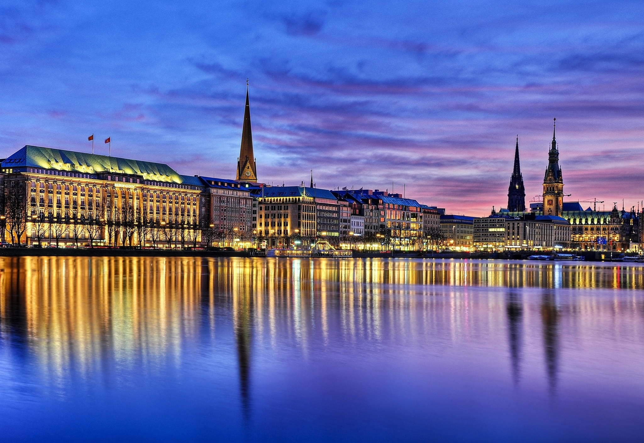Alster in Hamburg Stadtansicht von Hamburg bei Sonnenuntergang mit Spiegelung auf der Alster.