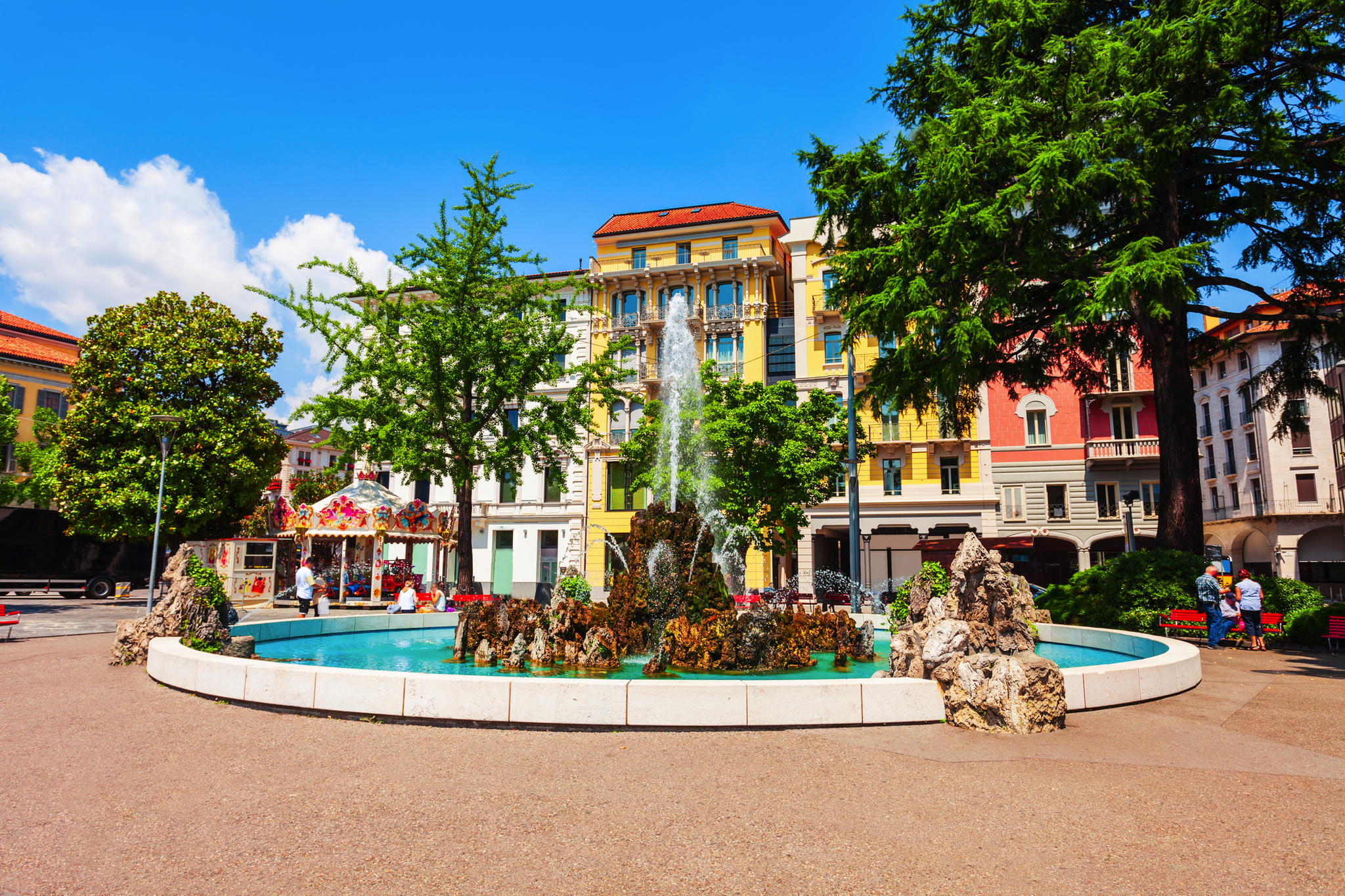 Brunnen auf dem Platz Piazza Manzoni in Lugano Brunnen auf dem Platz Piazza Manzoni in Lugano Bild