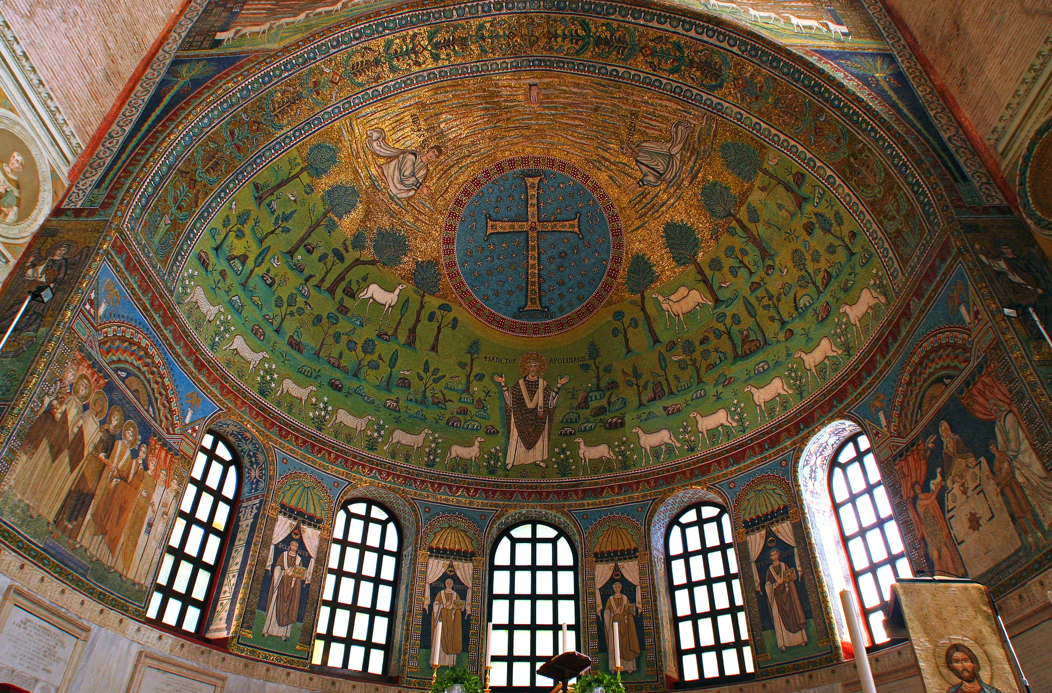 Kuppel eines Kirchenschiffs mit buntem Mosaik und religiösen Motiven.
