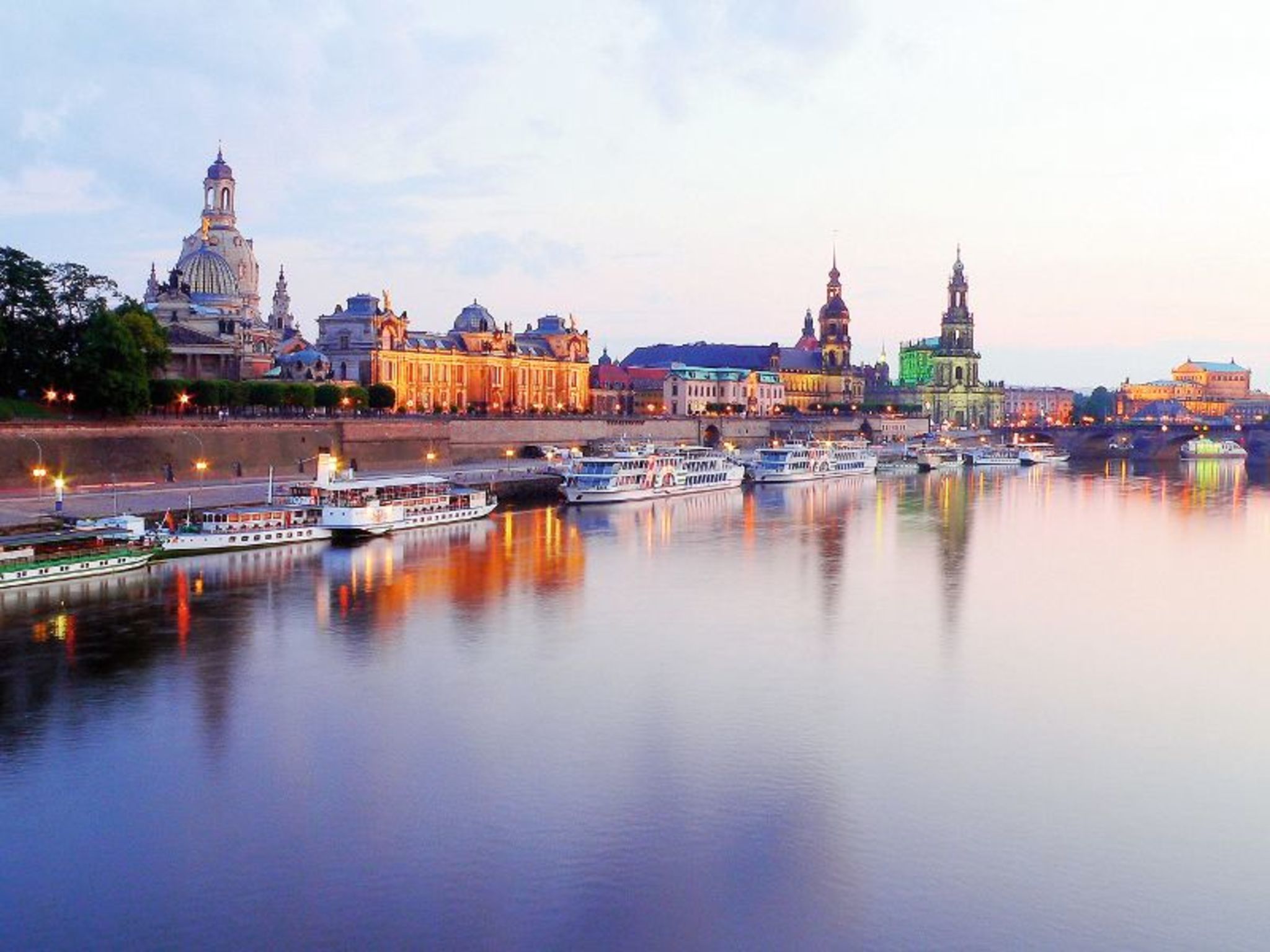 Elbe mit Blick auf das Terrassenufer Dresden, Elbufer Bild