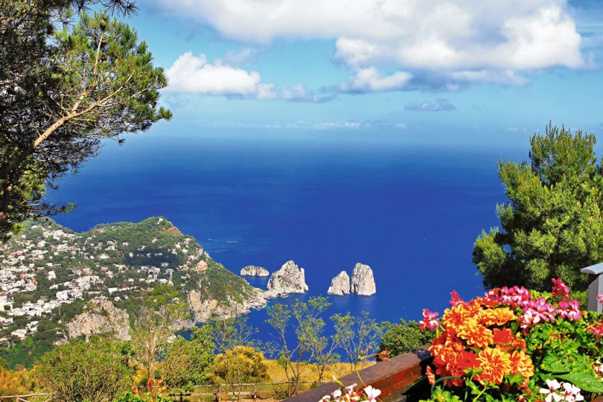 Blick von oben auf die Faraglioni bei Capri Blick von oben auf die Faraglioni bei Capri Bild