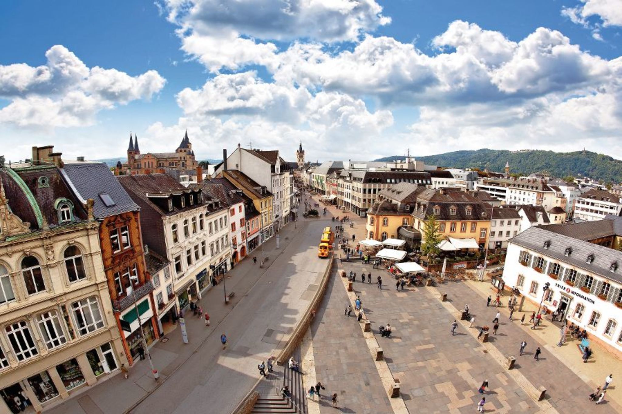 Blick von der Porta Nigra Richtung Hauptmarkt Blick von der Porta Nigra Richtung Hauptmarkt Bild