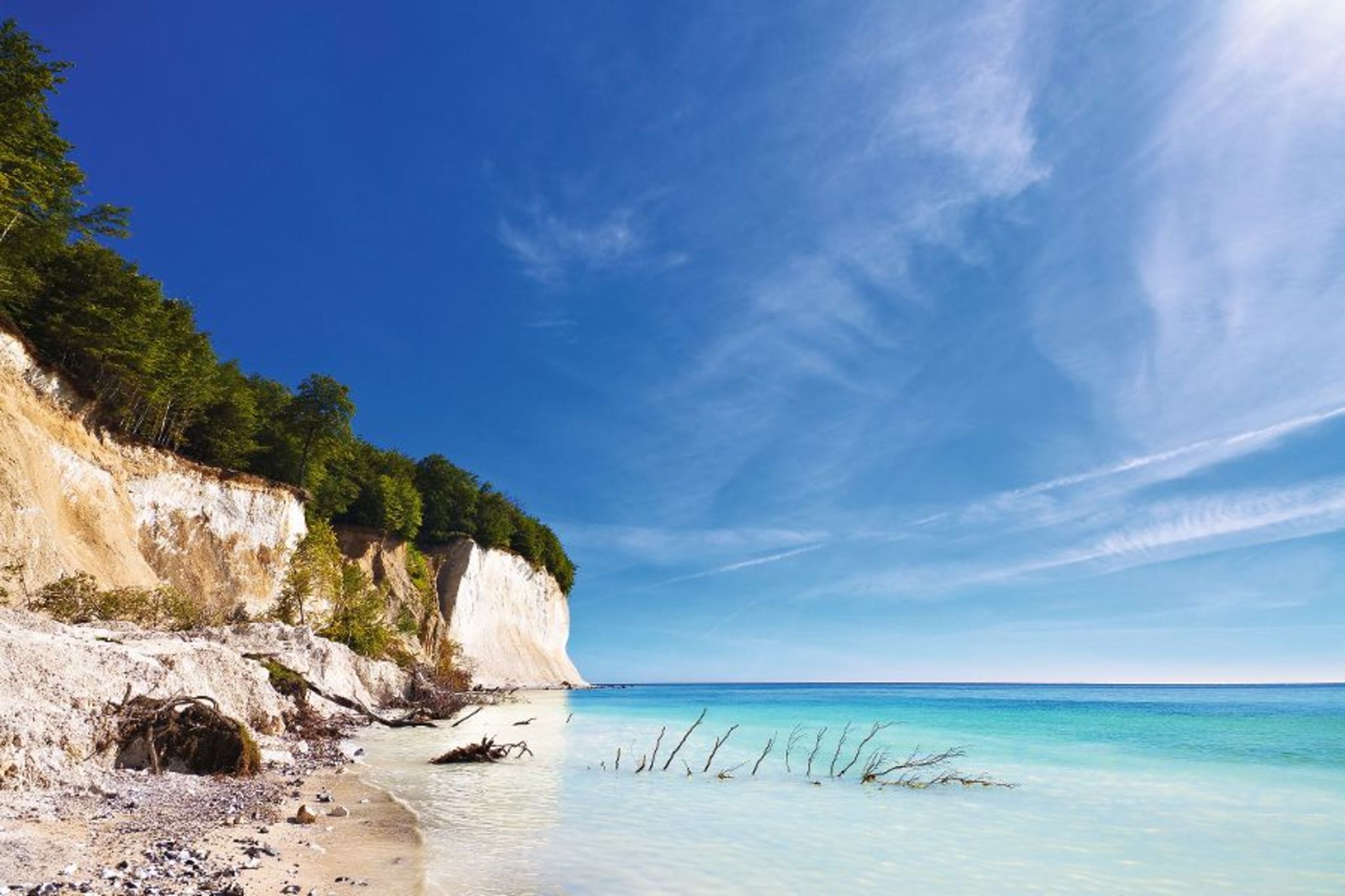 Kreidefelsen auf Rügen mit Meer und blauem Himmel