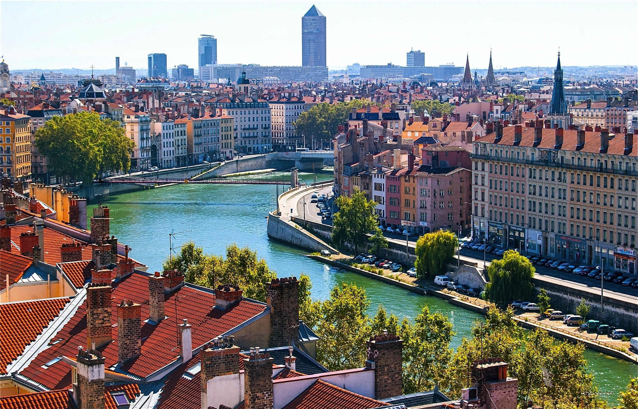 Stadtansicht von Lyon mit Fluss und historischen Gebäuden.