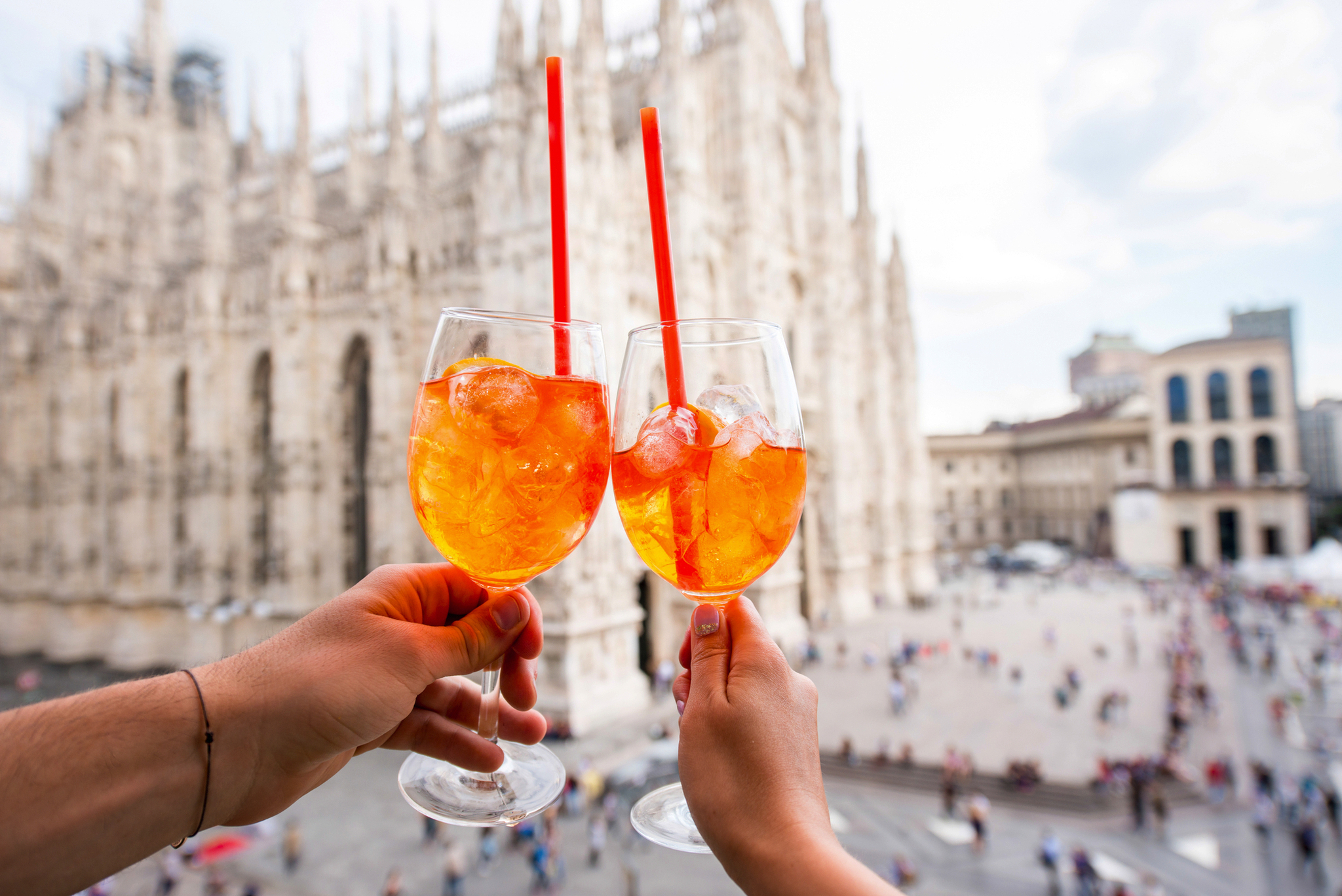 Gläser mit Aperol Spritz werden beim Anstoßen vor dem Mailänder Dom auf der Piazza Duomo gezeigt.