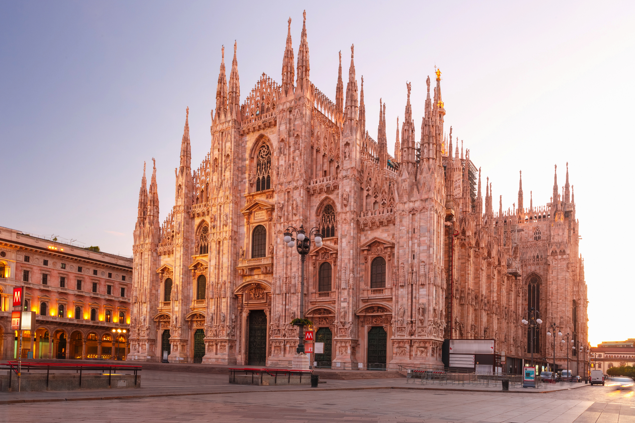 Domplatz mit dem Mailänder Dom am Morgen Mailänder Dom auf der Piazza Duomo in Mailand am Morgen, mit klarem Himmel im Hintergrund.