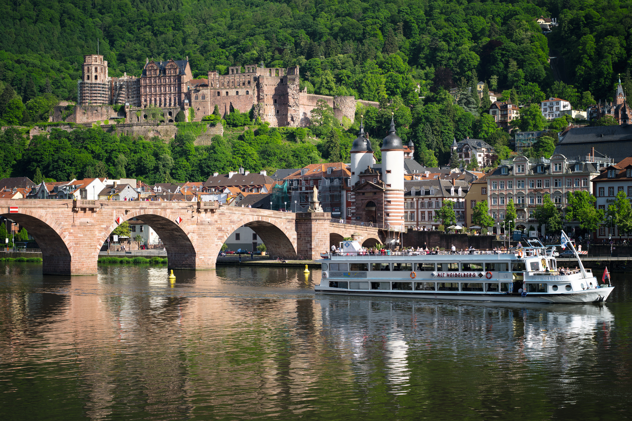 Heidelberger Schloss und Alte Brücke mit Schiff im Vordergrund