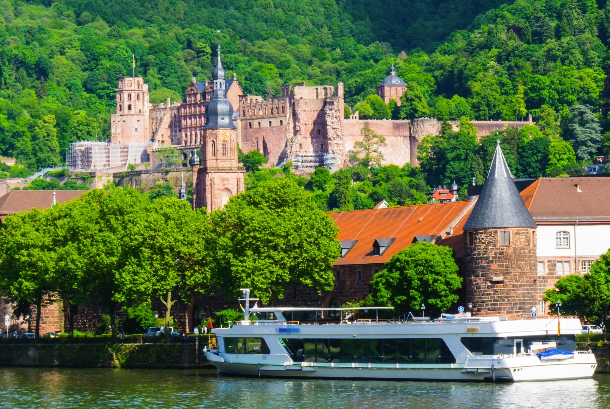 Heidelberger Altstadt Schiff auf dem Fluss Neckar in Heidelberg, im Hintergrund die Heidelberger Altstadt mit dem bekannten Schloss.