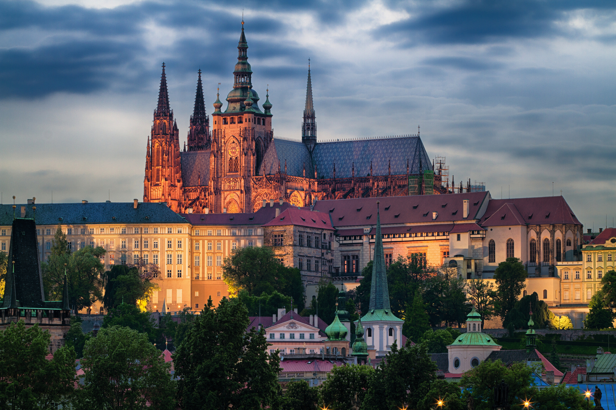 Die Prager Burg und der Veitsdom im Abendlicht.
