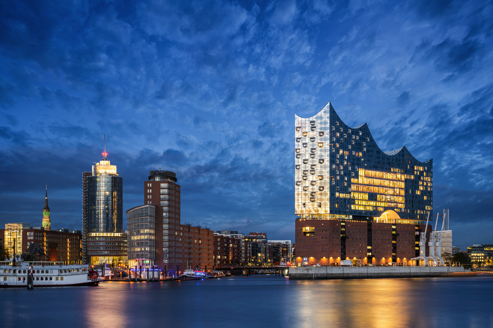 Nacht-Skyline von Hamburg mit Elbphilharmonie Hamburger Hafen mit Elbphilharmonie bei Sonnenuntergang.