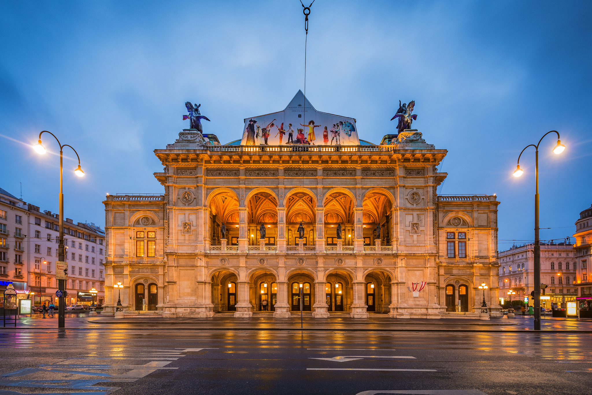 Wiener Staatsoper in Österreich Historische Fassade der Wiener Staatsoper in Österreich bei Dämmerung mit Beleuchtung.