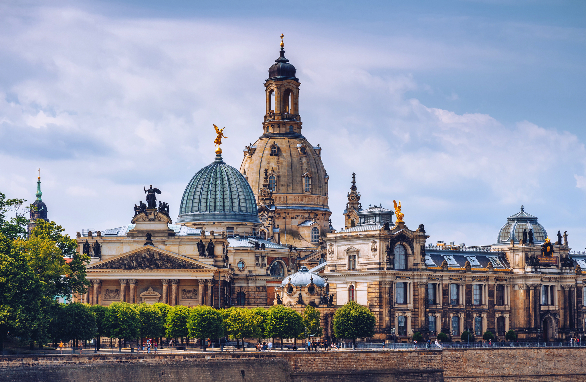 historisches und kulturelles Dresden Barocke Gebäude am Elbufer in Dresden bei Tageslicht