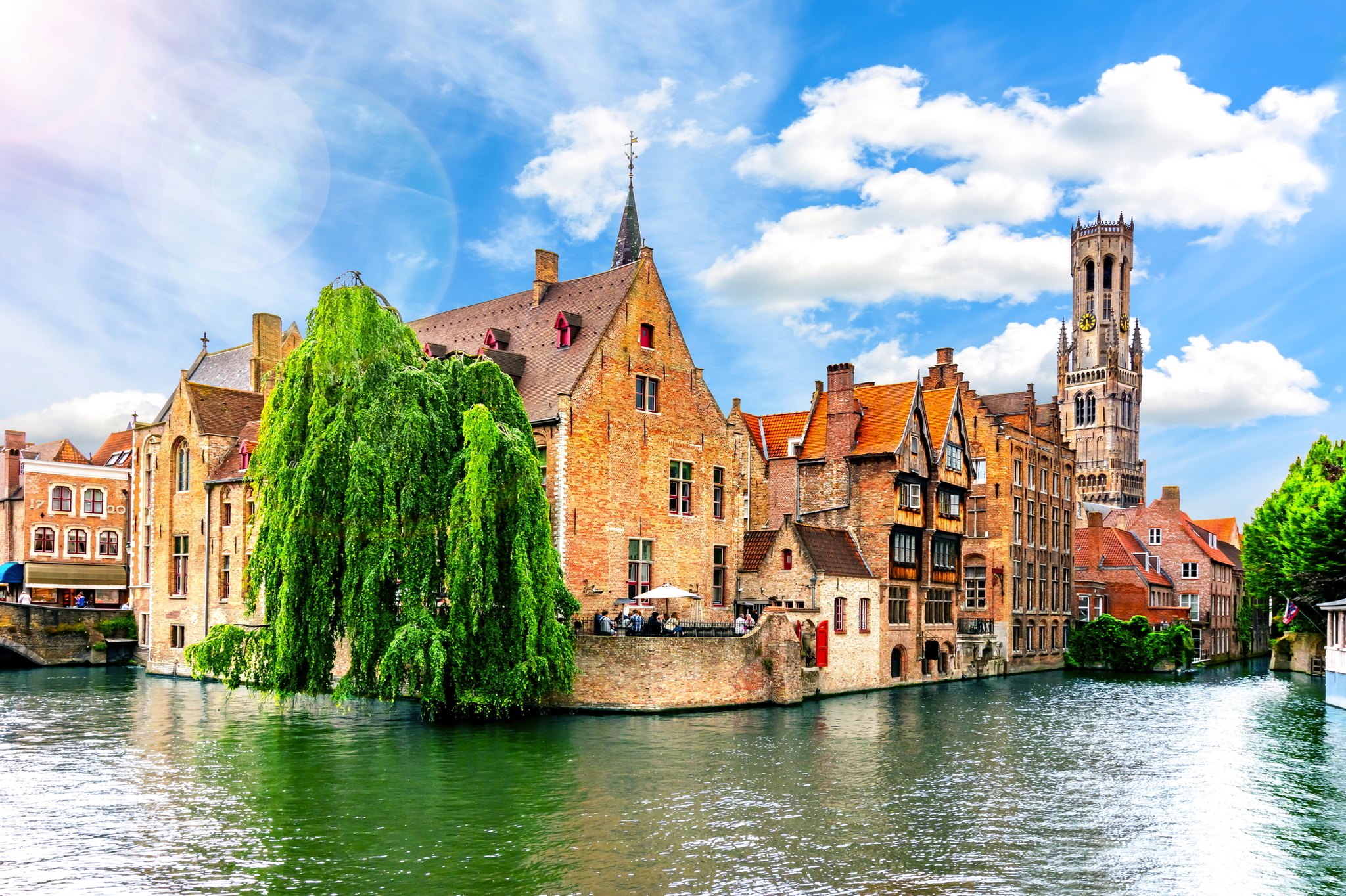 Historische Gebäude und Kanäle in Brügge, Belgien bei sonnigem Wetter.