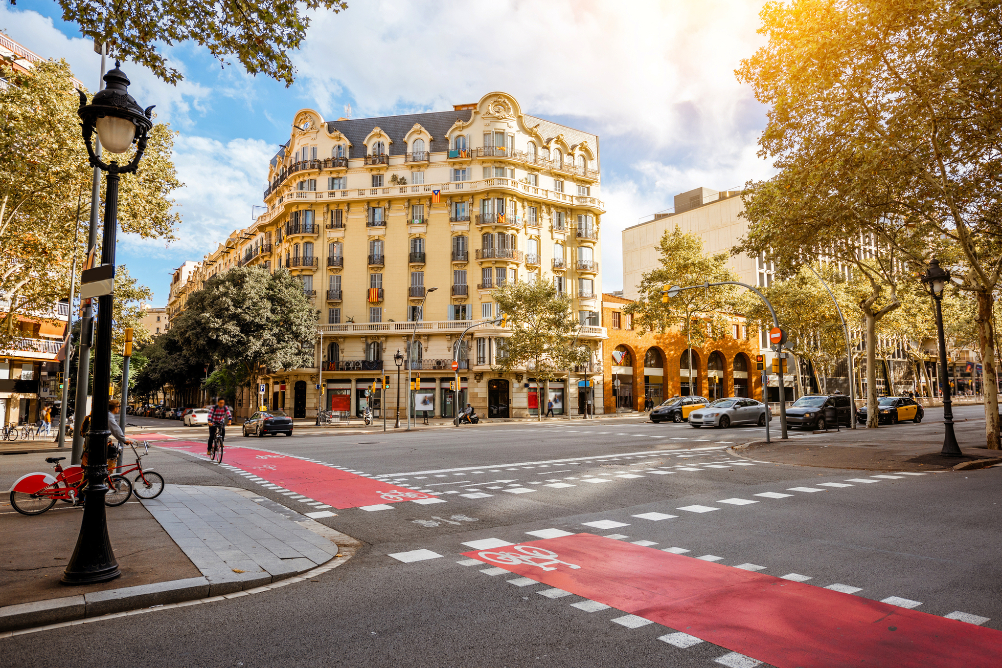 Las Ramblas in Barcelona Städtische Straßenecke mit historischem Gebäude und Fahrradweg.