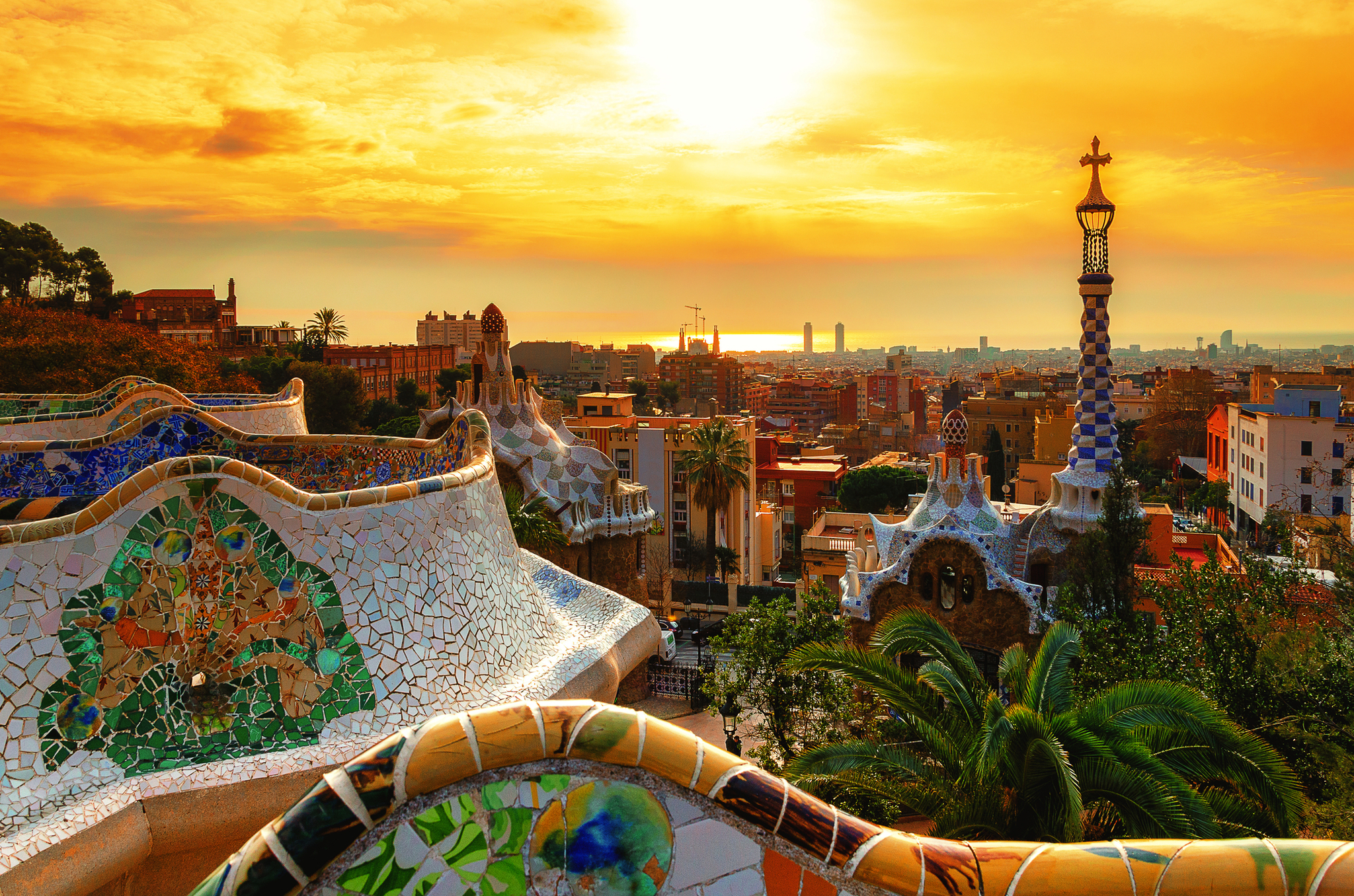 Blick auf die Stadt vom Park Güell in Barcelona Park Güell mit Blick auf die Skyline von Barcelona bei Sonnenuntergang.