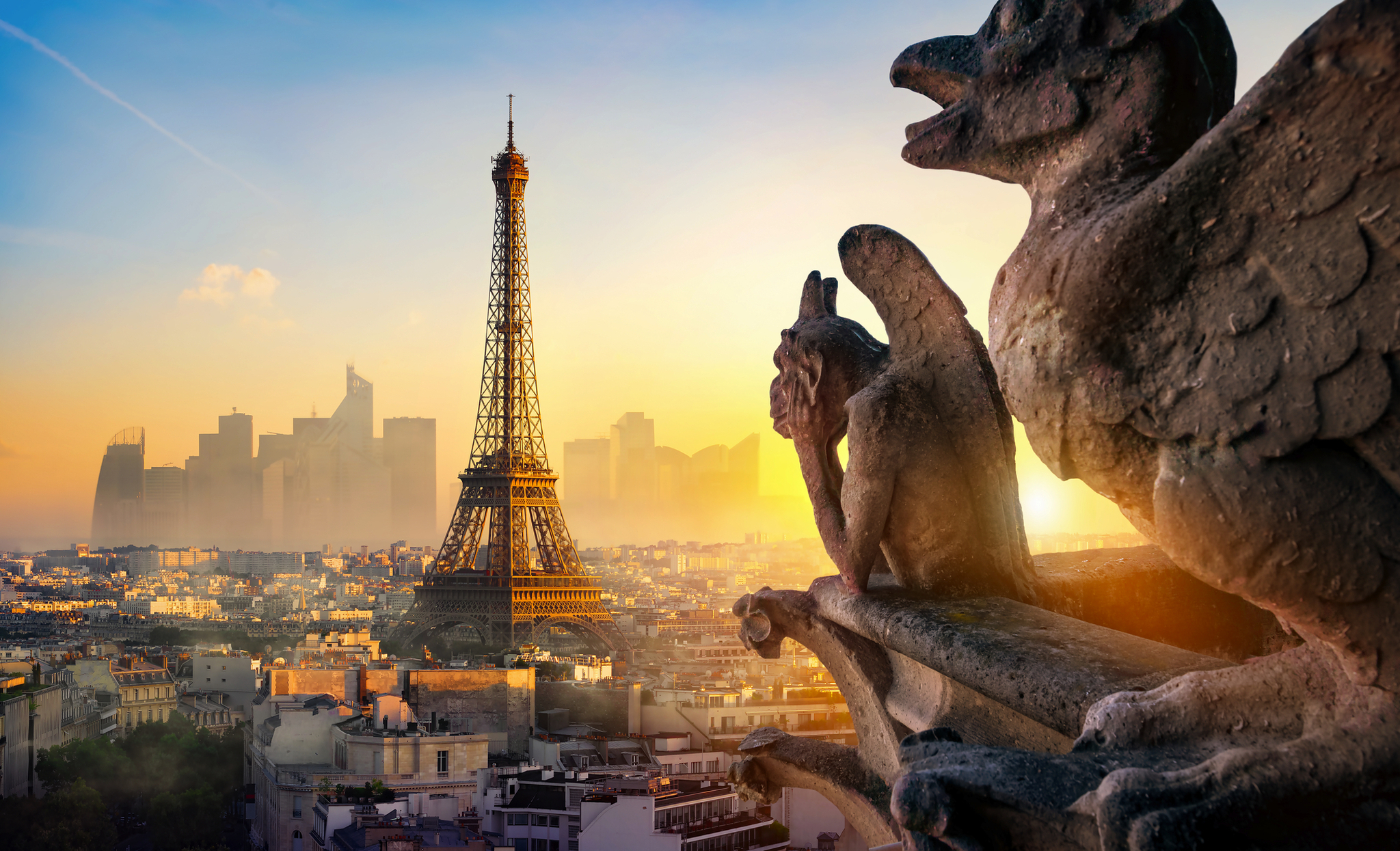 Eiffelturm mit Gargoyles im Vordergrund bei Sonnenuntergang