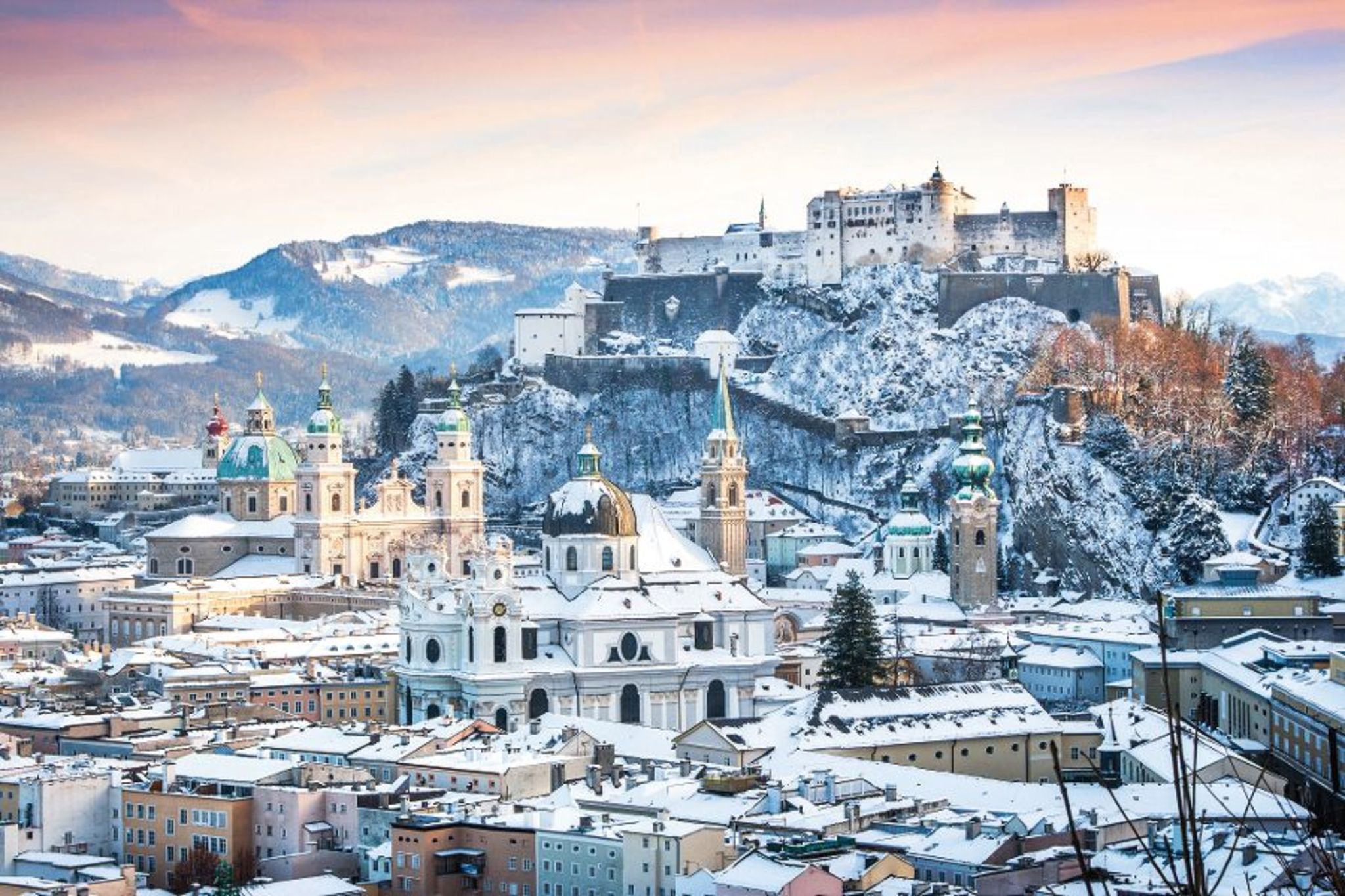 Blick über die winterliche Altstadt mit Festung Hohensalzburg Blick über die winterliche Altstadt mit Festung Hohensalzburg Bild
