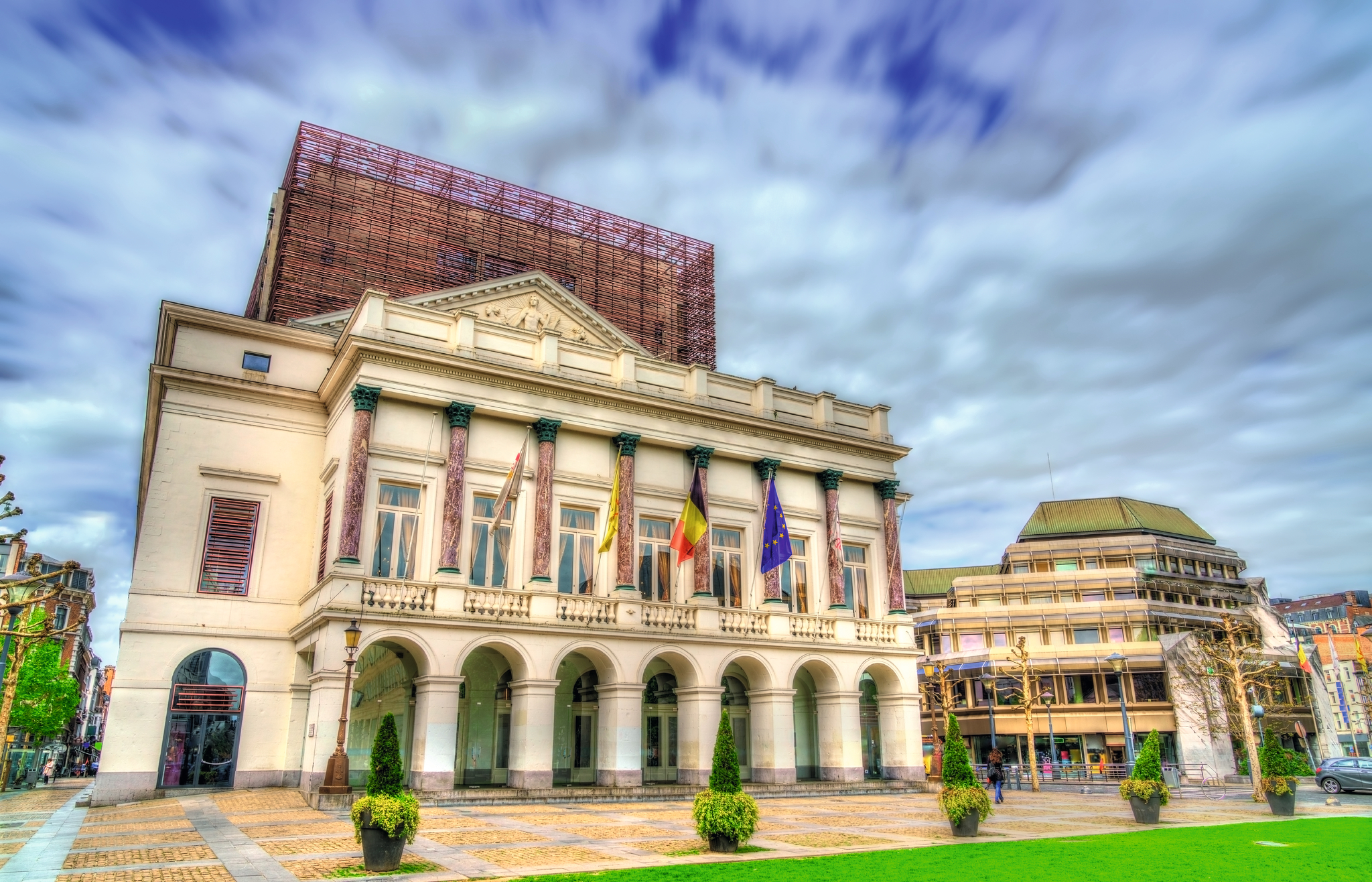 Historisches Gebäude mit Flaggen und blauen Himmel im Hintergrund.