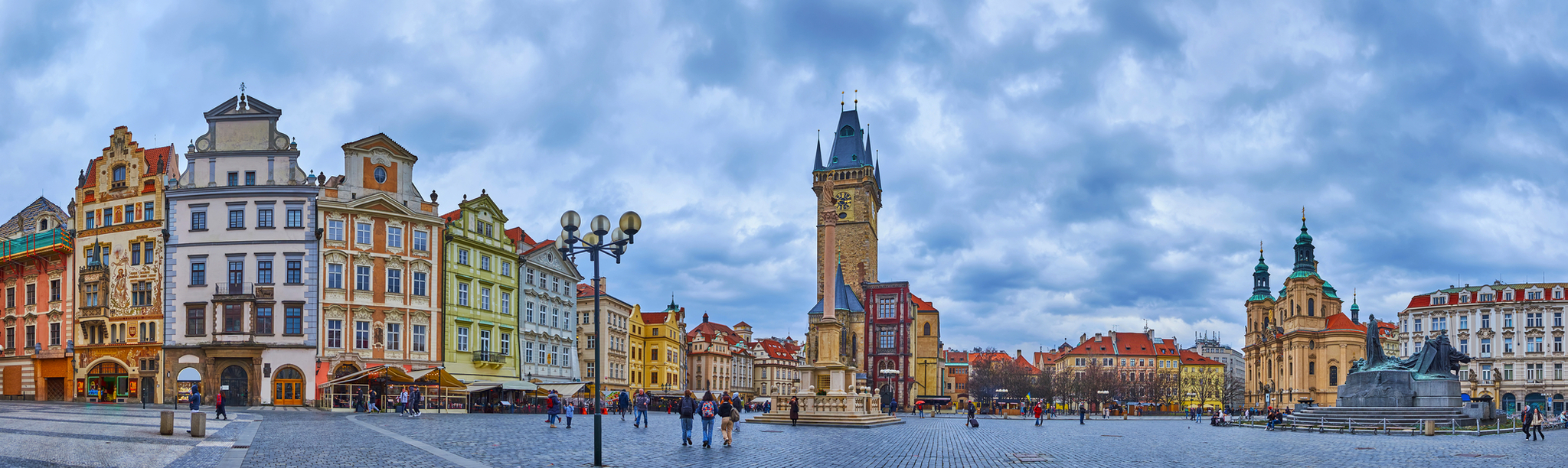 Panoramablick auf den Altstädter Ring in Prag mit historischen Gebäuden und Turm.