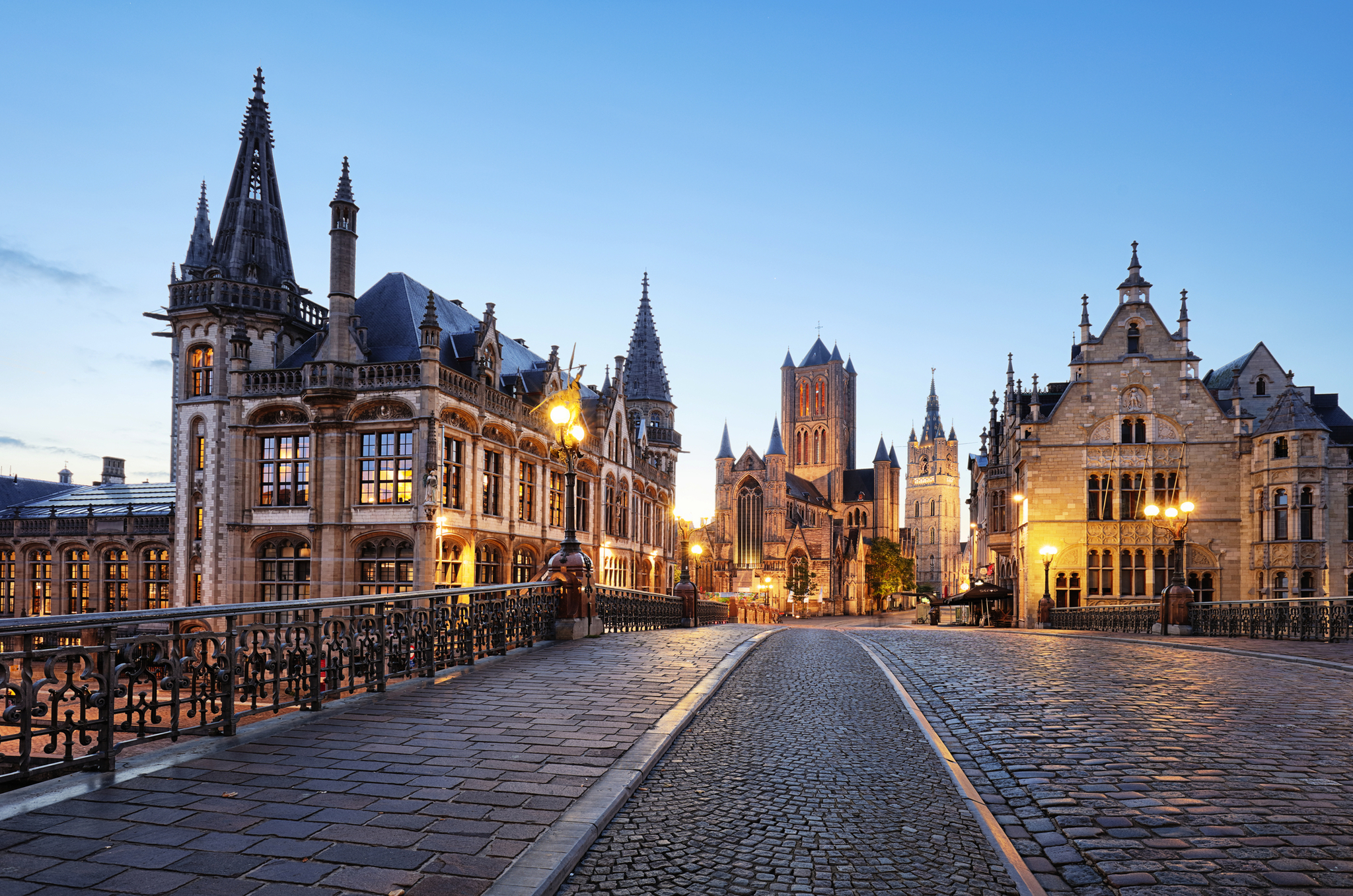 Belgiens historische Stadt Gent bei Sonnenuntergang Historische Architektur und Straßen in Gent, Belgien, bei Sonnenuntergang in sanfter Dämmerung.
