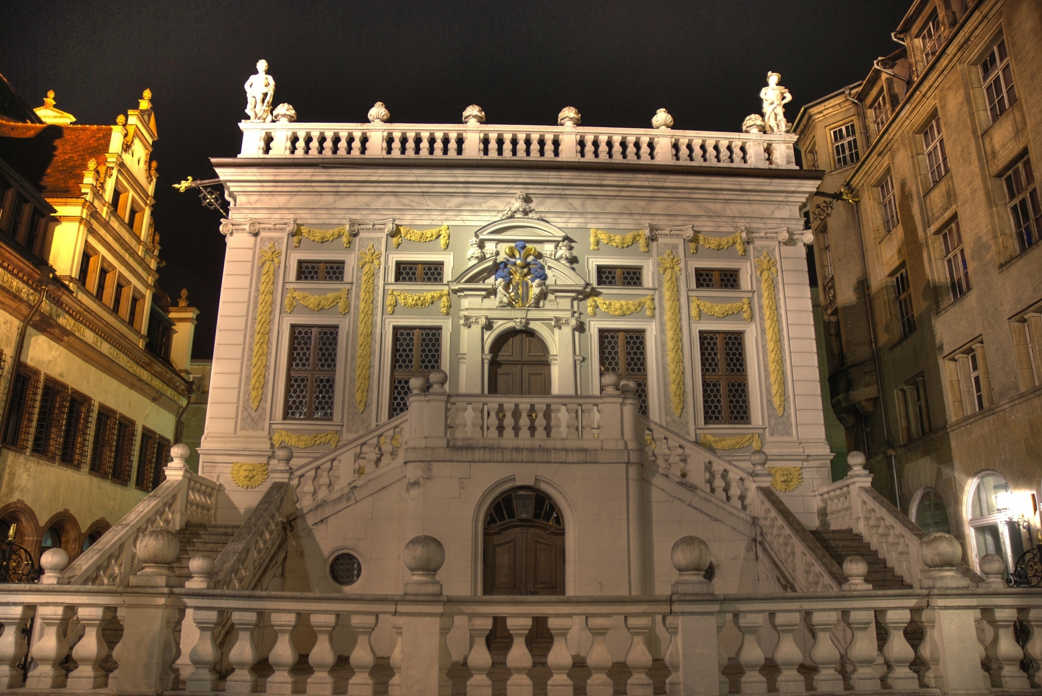 Alte Börse in Leipzig Historisches Gebäude mit Treppen und verzierter Fassade bei Nacht.