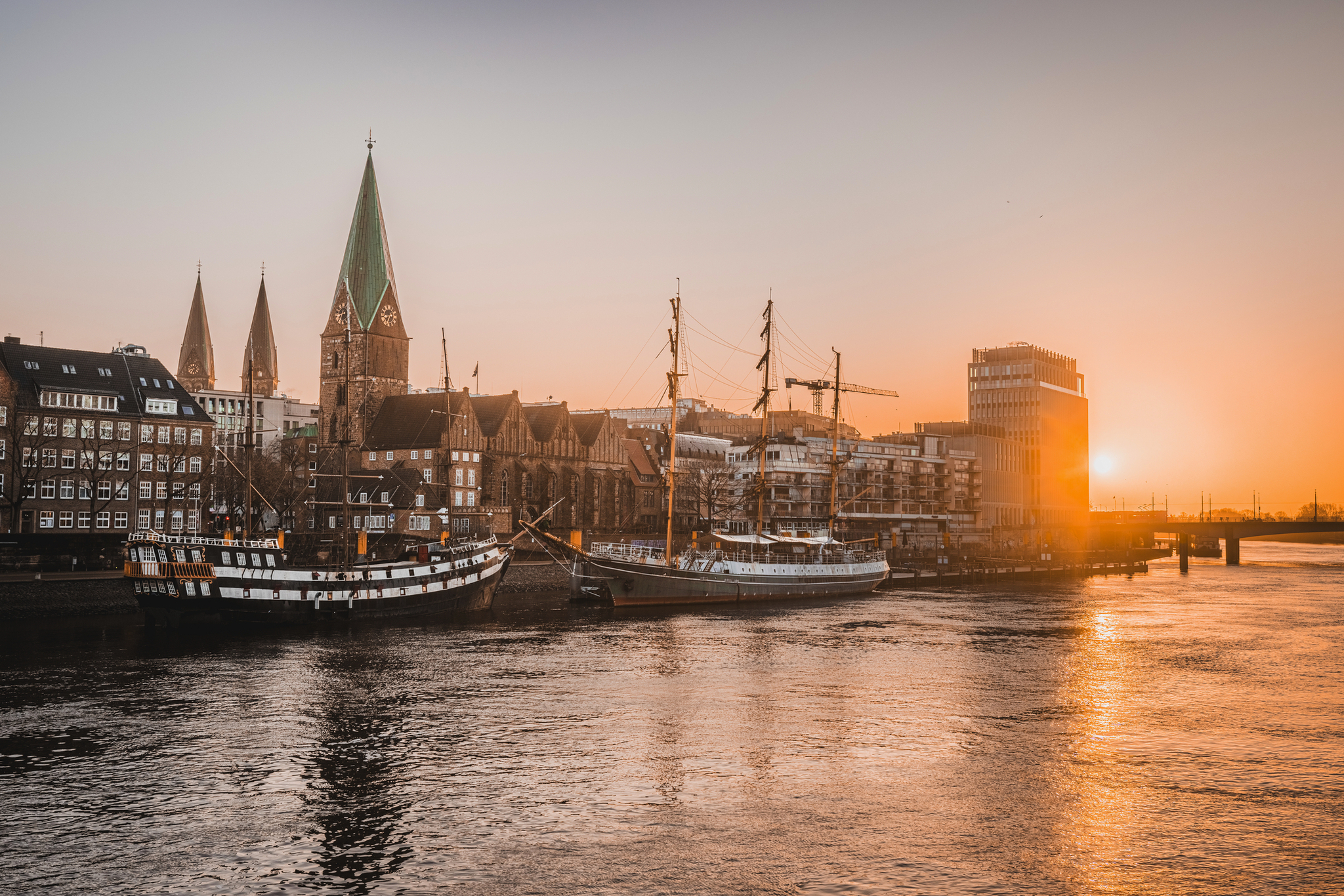 Blick auf Bremen mit der Weser im Sonnenuntergang.