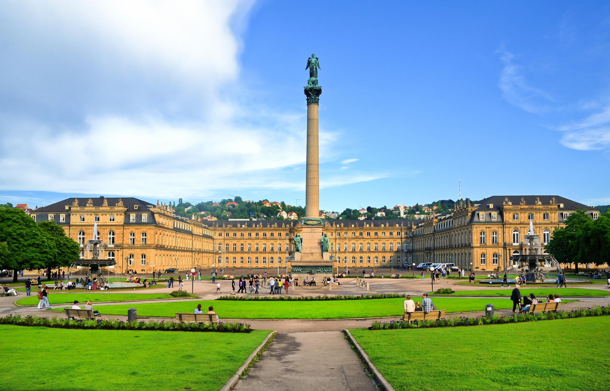 Stuttgarter Schlossplatz Schlossplatz in Stuttgart, Baden-Württemberg, Deutschland, mit einem Blick auf den Springbrunnen und umliegende Gebäude.