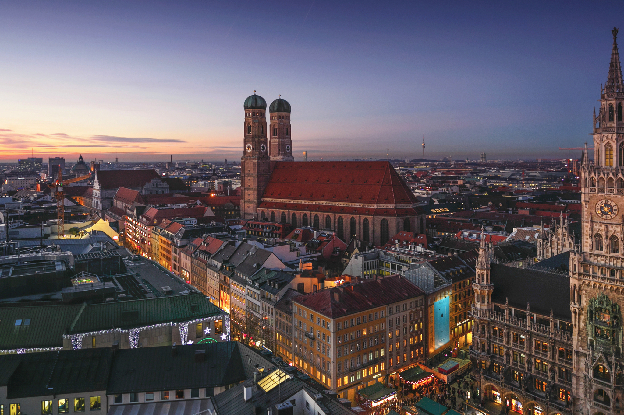 Stadtansicht von München mit Frauenkirche bei Sonnenuntergang