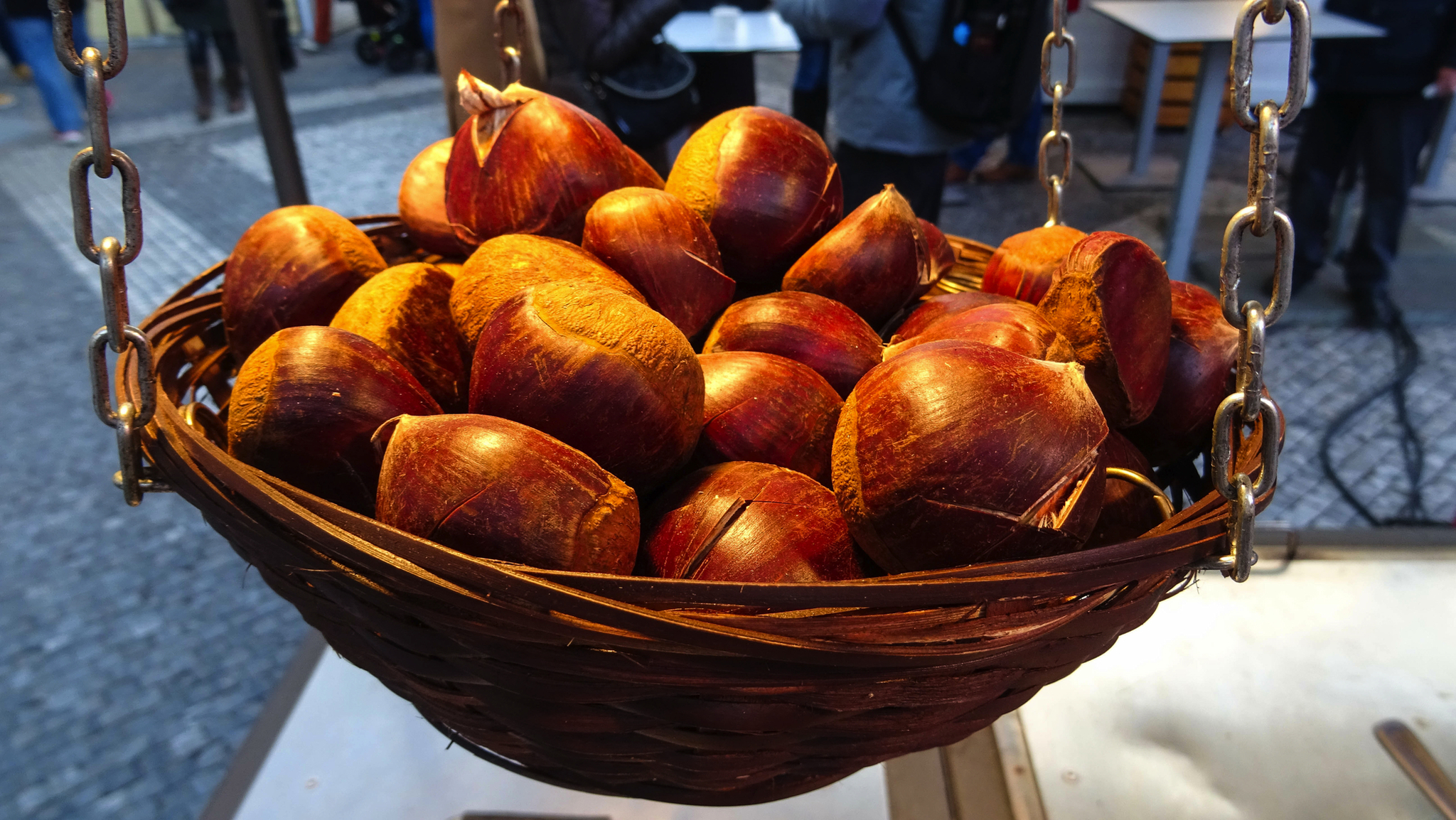 Korb mit gerösteten Maronen auf einem Markt.