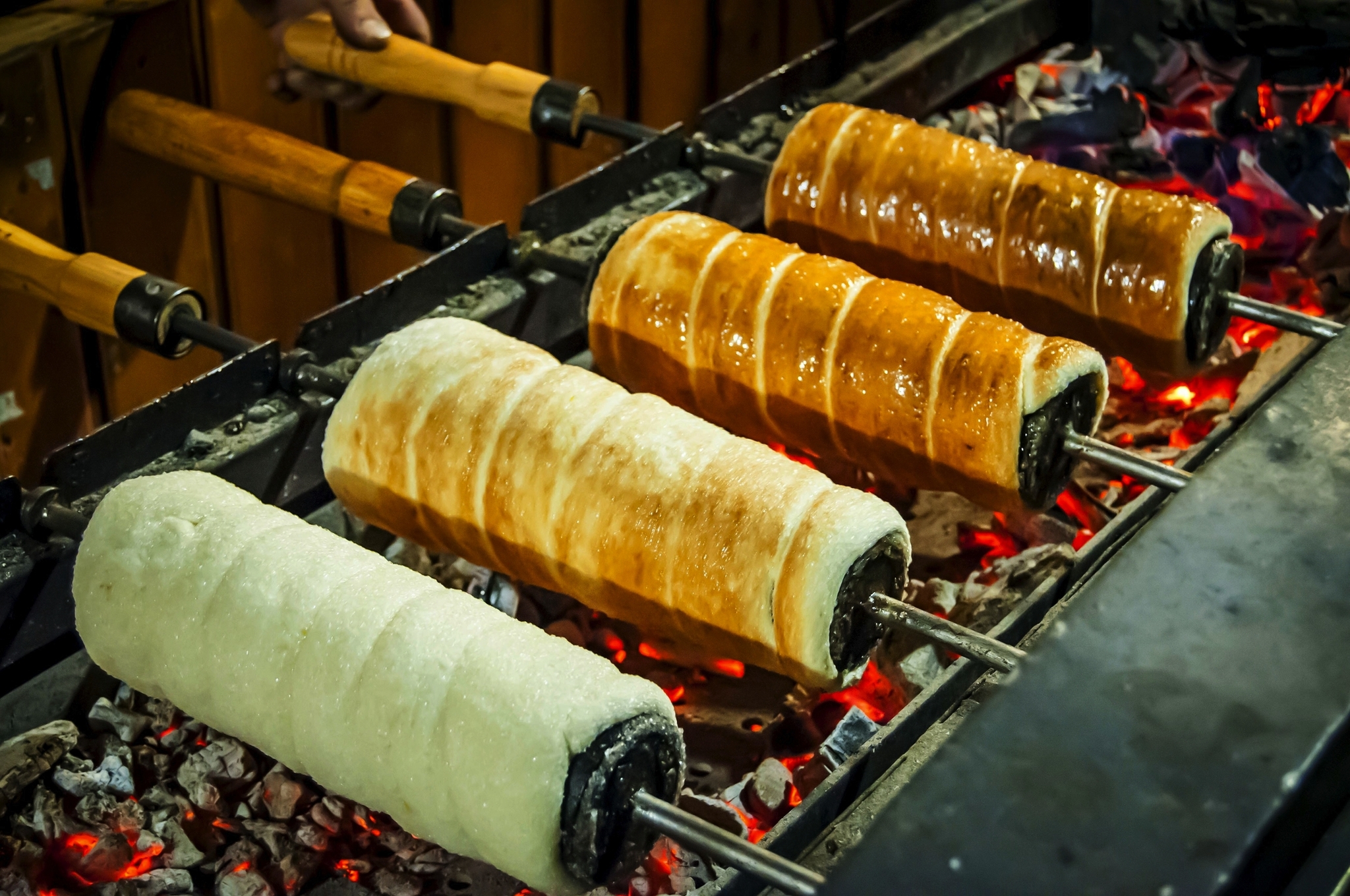 Traditionelles Gebäck auf Spießen über glühenden Kohlen gegrillt.