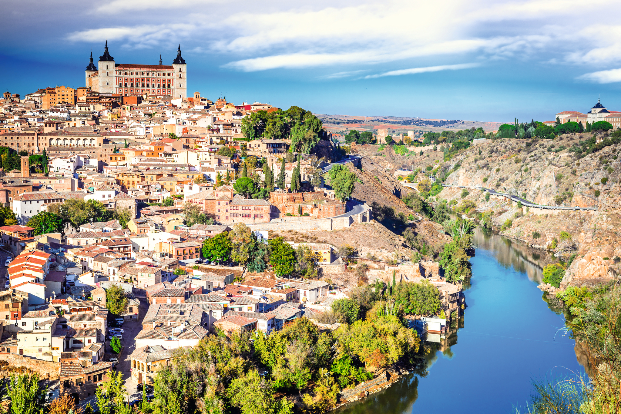 Stadtansicht von Toledo in Spanien mit Fluss und Burg im Hintergrund