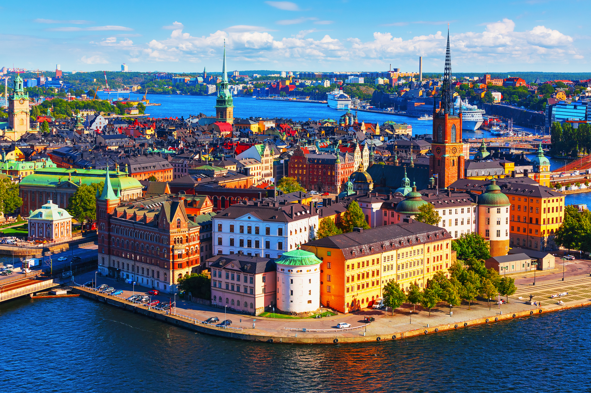 Panoramablick auf die Altstadt von Stockholm mit bunten Gebäuden und Wasserstraßen.