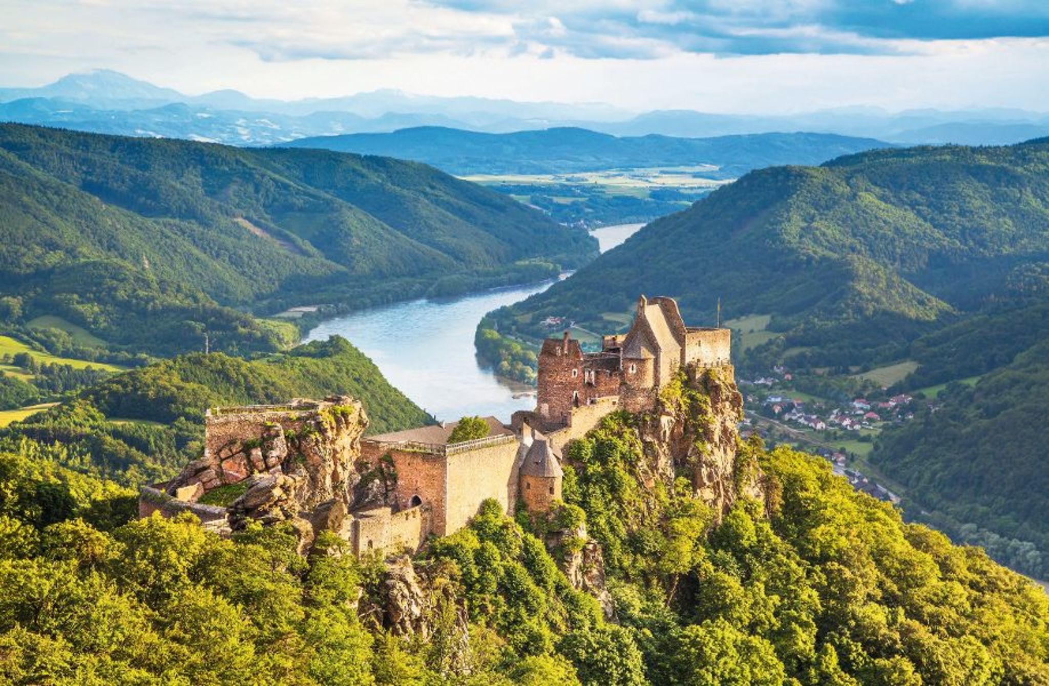Blick auf die Burgruine Aggstein und die Donau Blick auf die Burgruine Aggstein und die Donau Bild