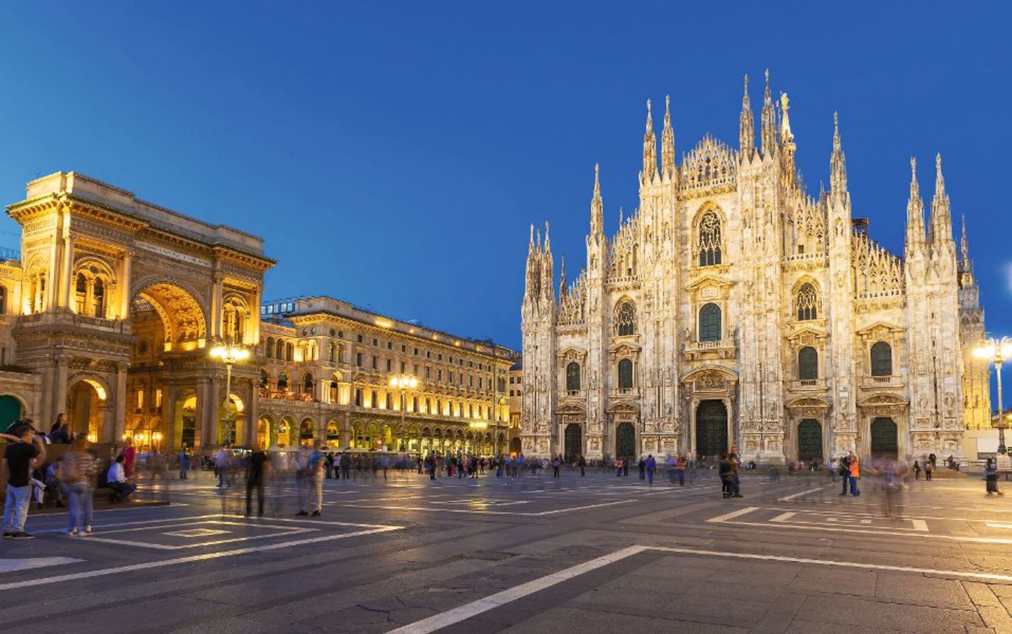 Nachtansicht von Duomo,Galleria Vittorio Emanuele in Mailand,Italien Milaner Dom und Galleria Vittorio Emanuele II bei Abenddämmerung.