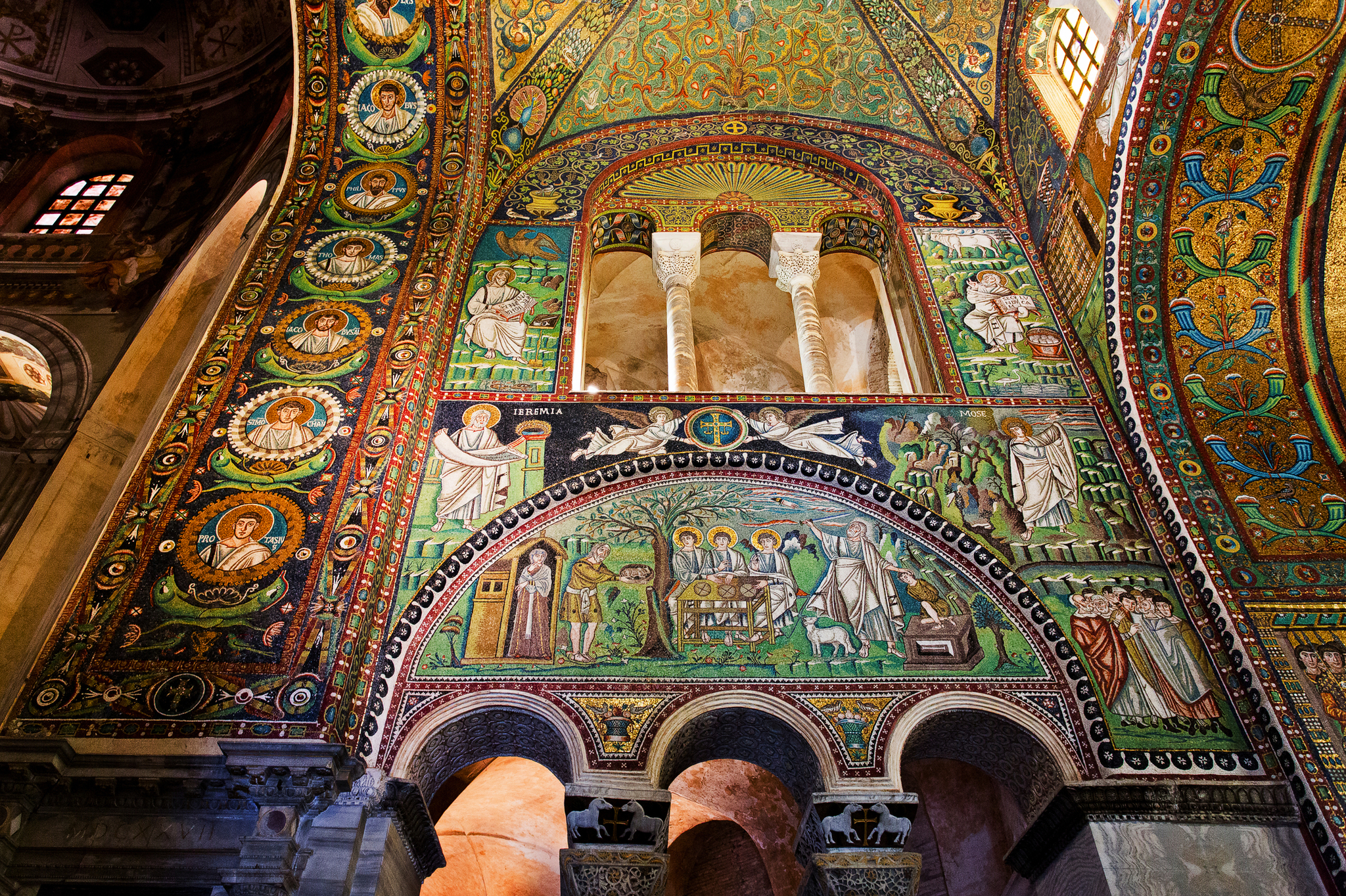 Innenansicht einer Kirche mit verzierten Mosaikwänden und kunstvollen Mustern.