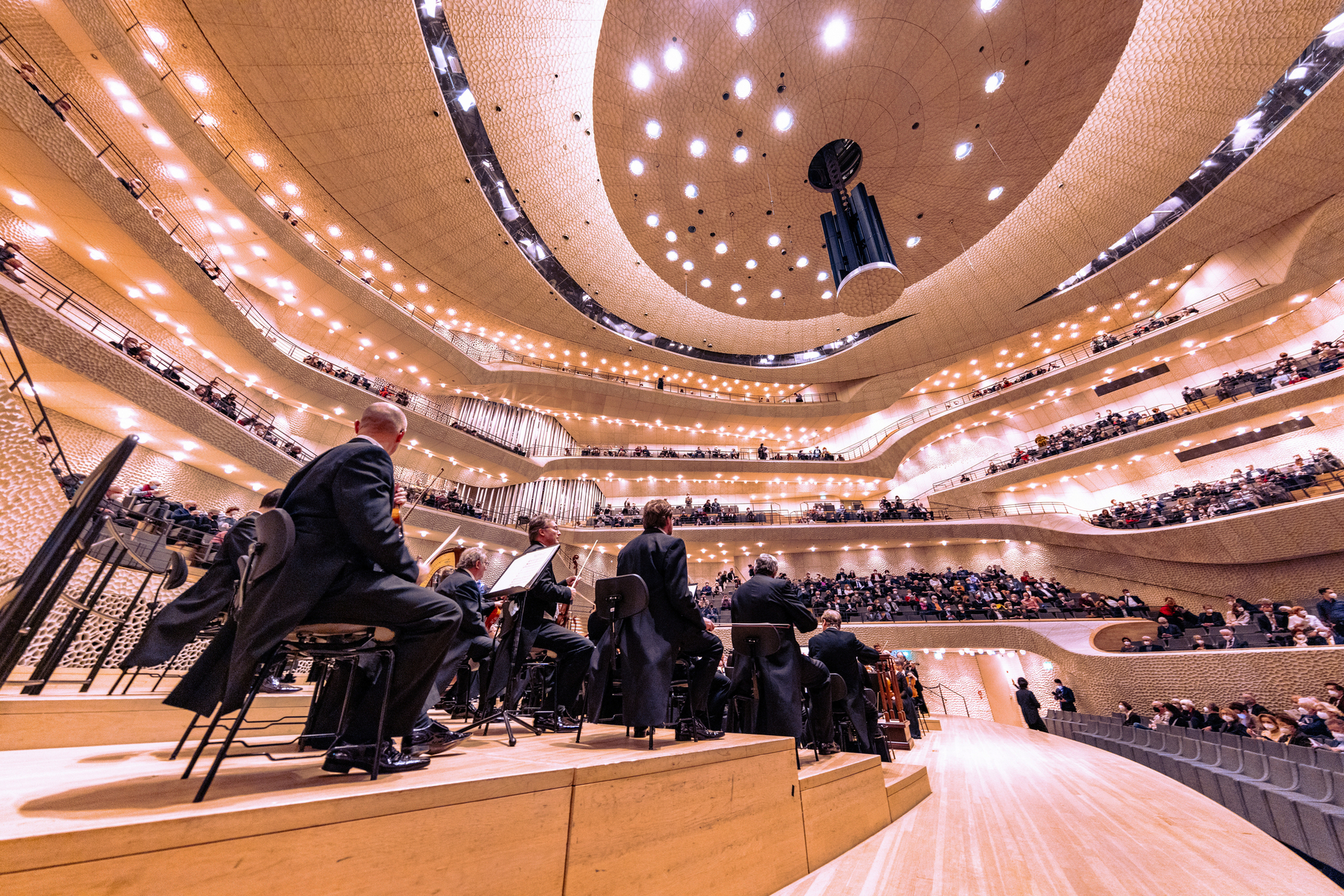 Konzert in der Elbphilharmonie, Blick vom Orchester auf das Auditorium.