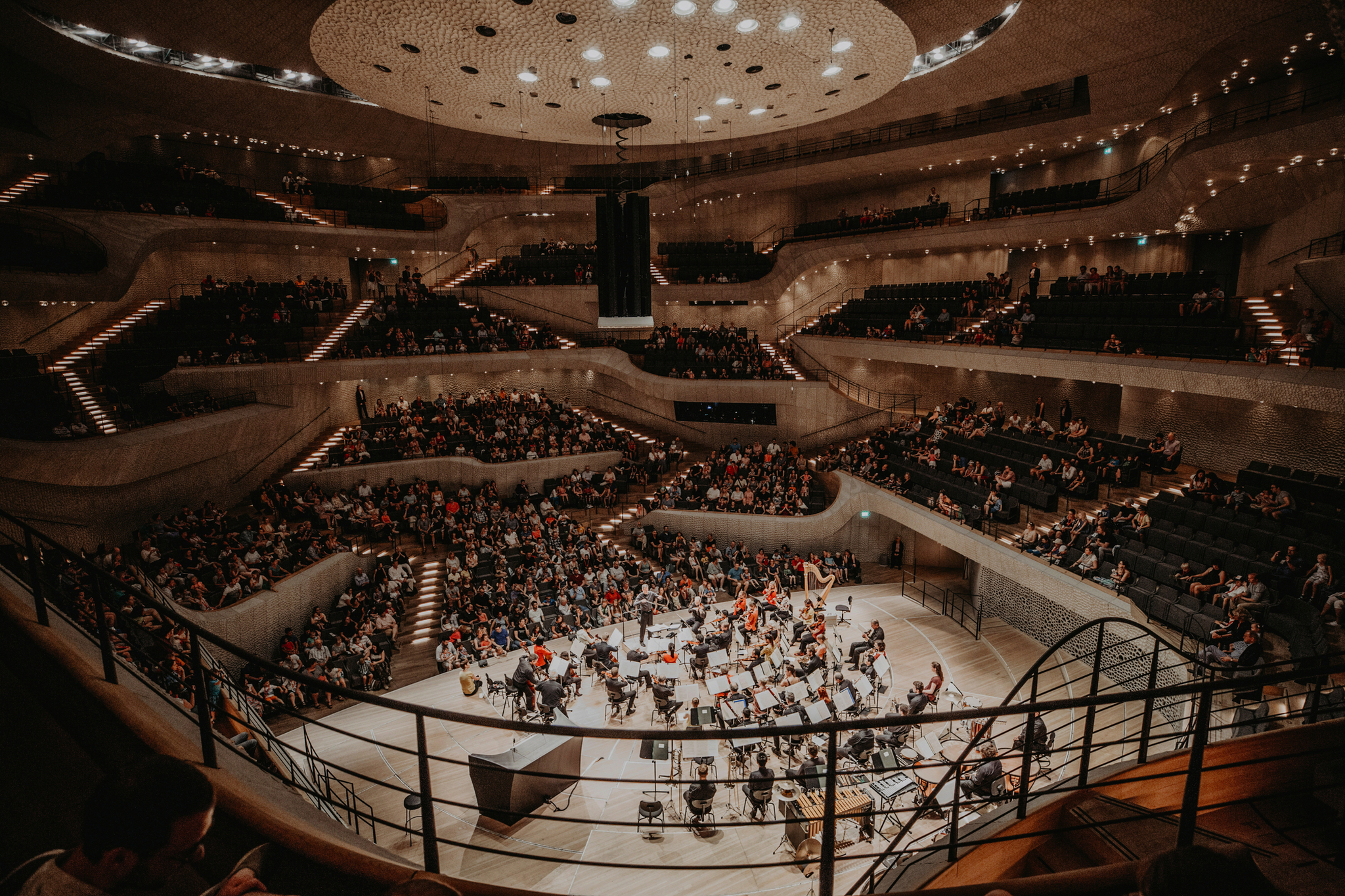 Orchester spielt vor Publikum im Konzertsaal der Elbphilharmonie.