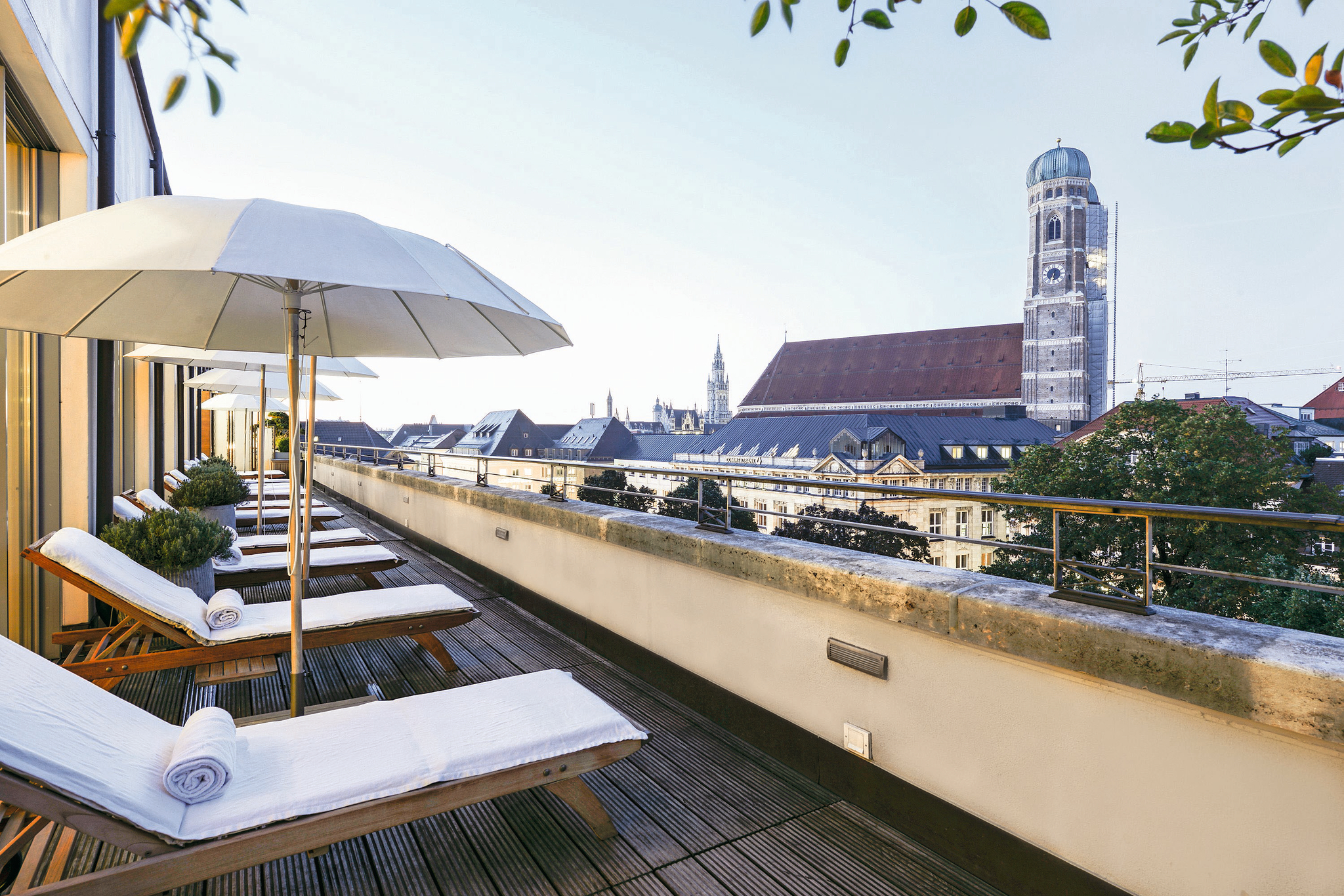 Terrasse des Blue Spa im Hotel Bayerischer Hof mit Blick auf Münchens Skyline