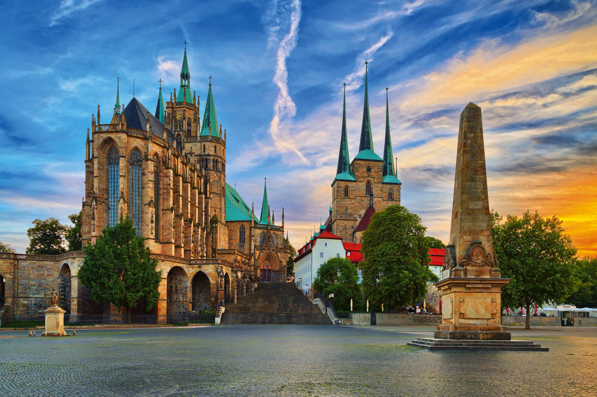 Erfurter Dom und Severikirche mit Abendhimmel im Hintergrund.