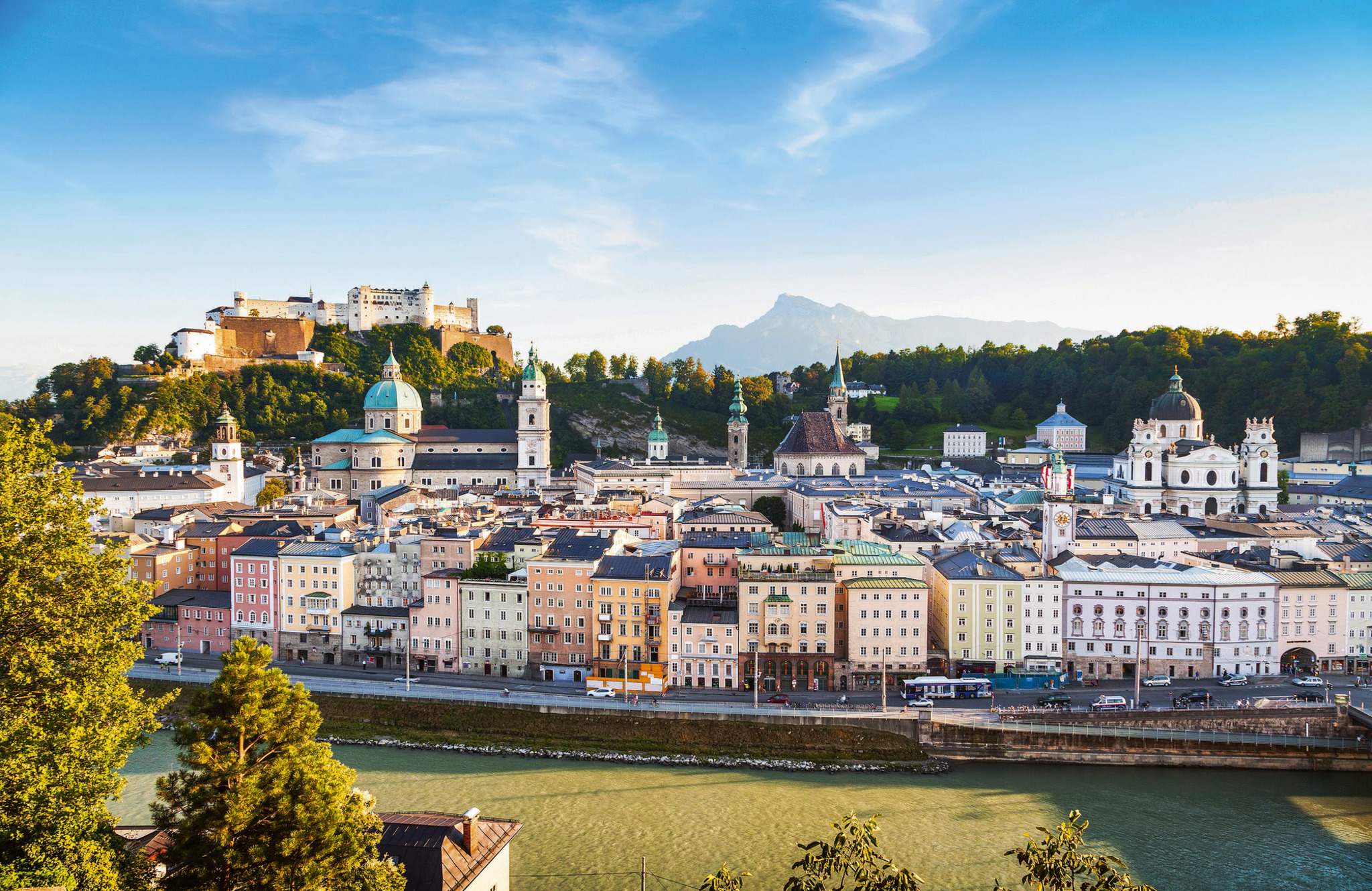Salzburg Skyline mit Salzach bei Sonnenuntergang, Österreich Salzburg Skyline mit Salzach bei Sonnenuntergang, Österreich Bild