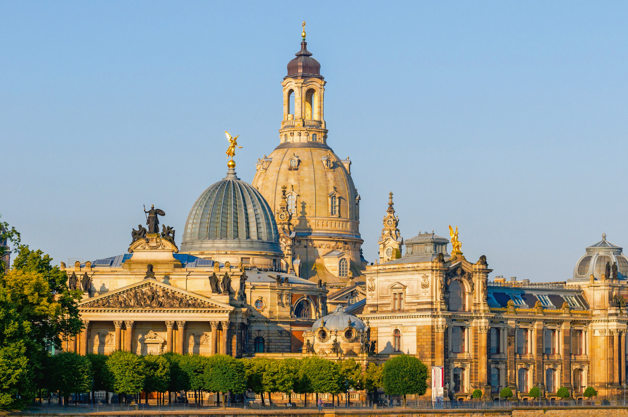 Dresden Frauenkirche hinter Kunstakademie Dresden Frauenkirche hinter Kunstakademie Bild