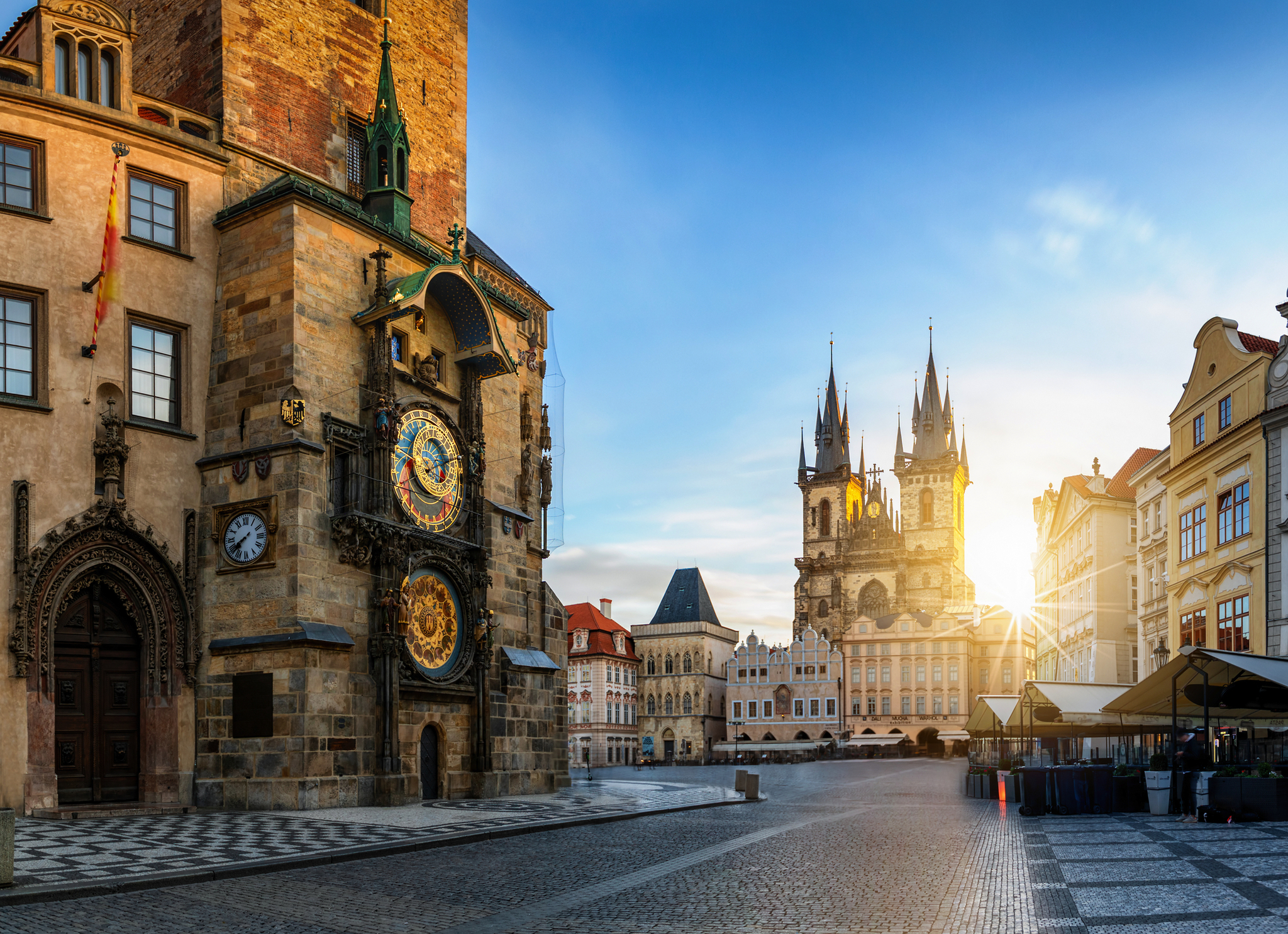 Platz mit astronomischer Uhr und Kirche in der Altstadt bei Sonnenaufgang